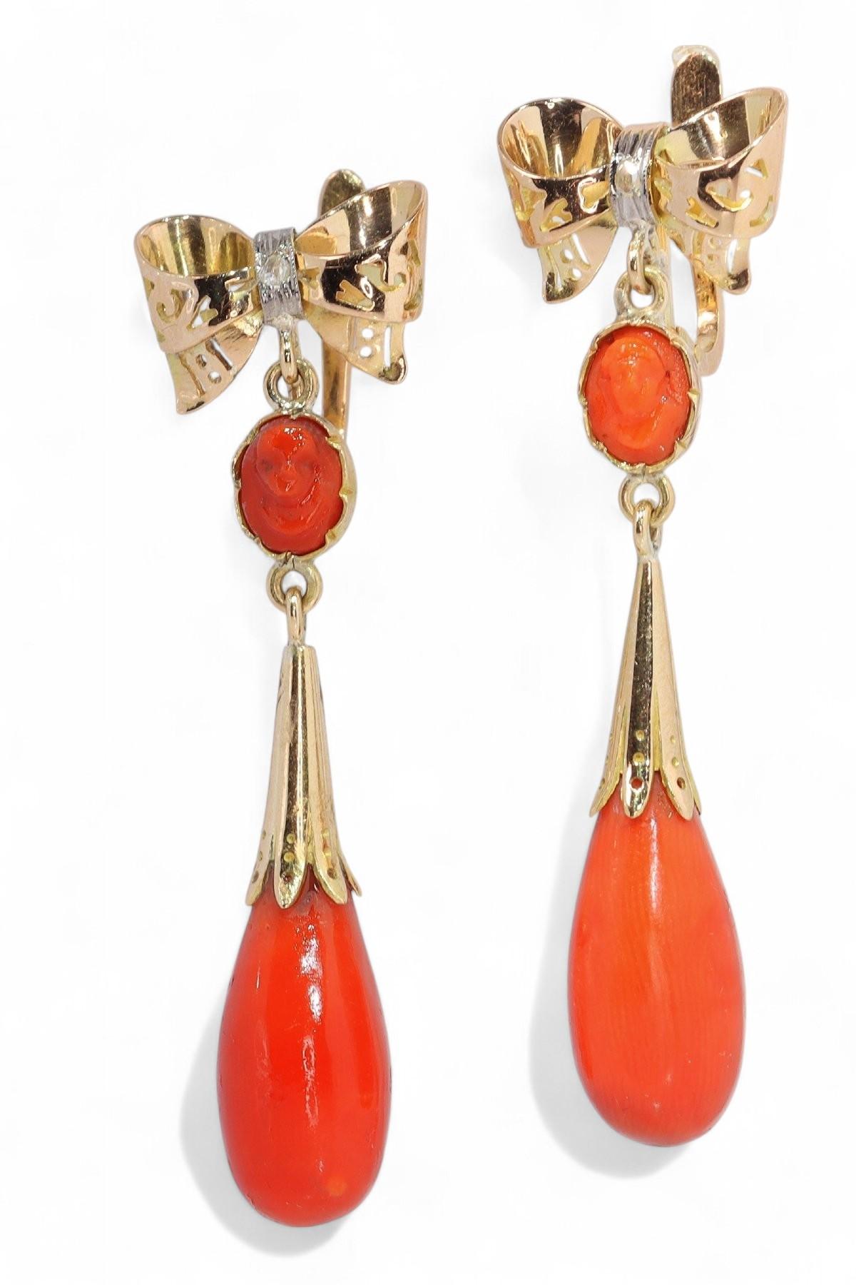 Taille rose Boucles d'oreilles en or jaune 18K avec pendentifs en corail et diamants taillés en rose. en vente