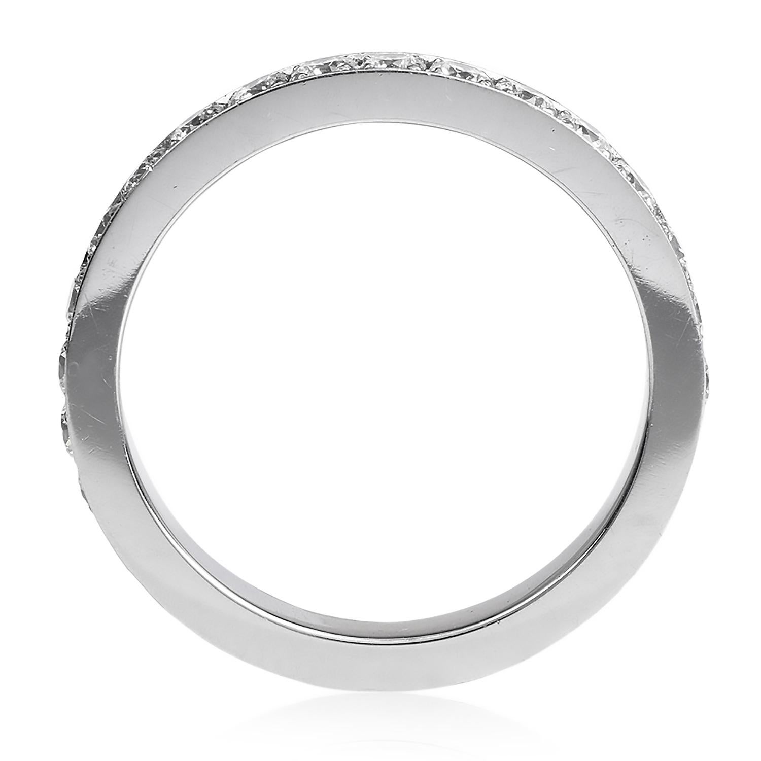 Estate Round Cut Diamant Platin Eternity Band Ring (Moderne) im Angebot