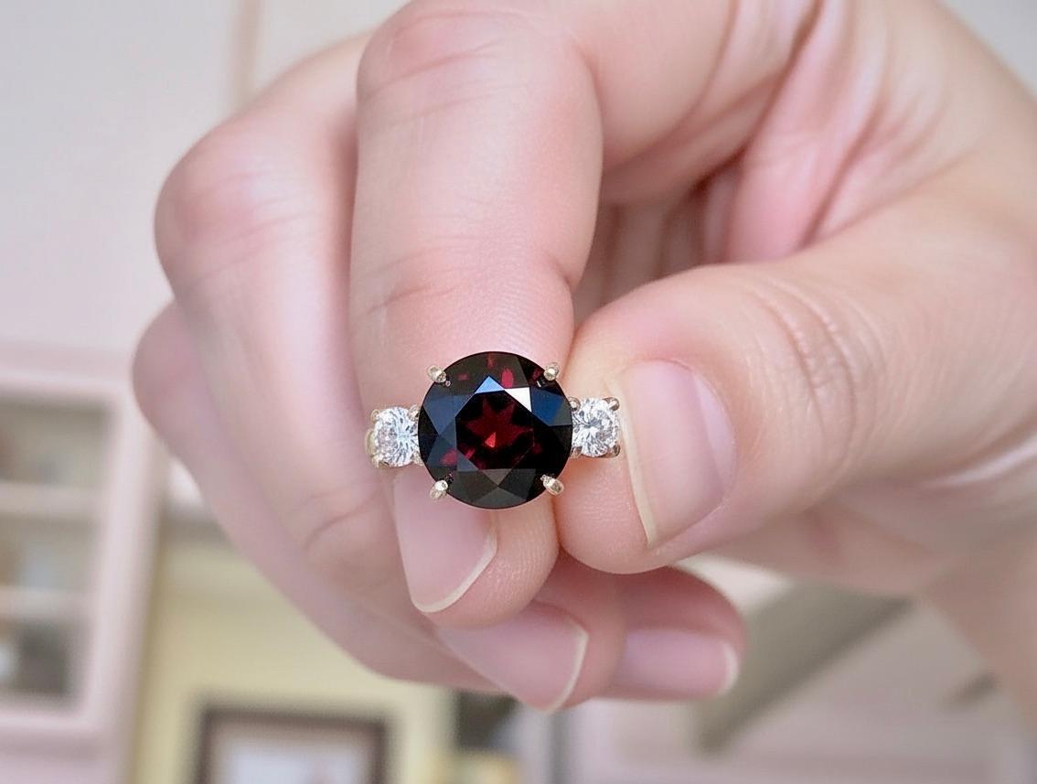 Contemporaneo Anello di fidanzamento con diamante e spinello naturale taglio rotondo 18K in vendita