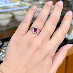 Anello con rubino e diamanti in platino