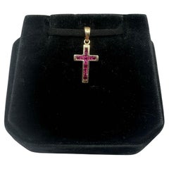 Pendentif croix en or jaune 14 carats, rubis 0,50 carat, ancienne collection