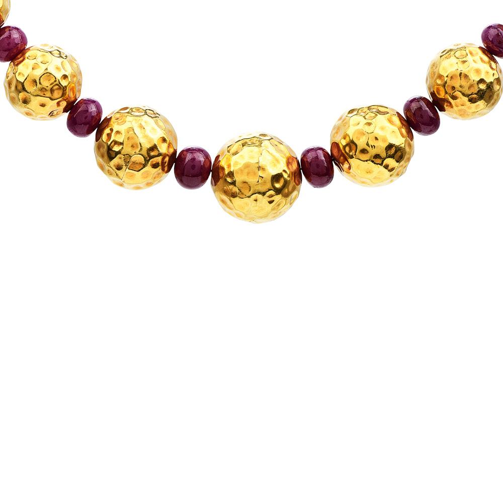 Diese exquisite Estate Rubin und Diamant Textured Gold Beads Matinee Länge Halskette ist der perfekte Akzent für jedes Ensemble

Dieses raffinierte Stück wiegt etwa 88,3 Gramm.

Fachmännisch gefertigt aus gehämmertem, strukturiertem 18-karätigem