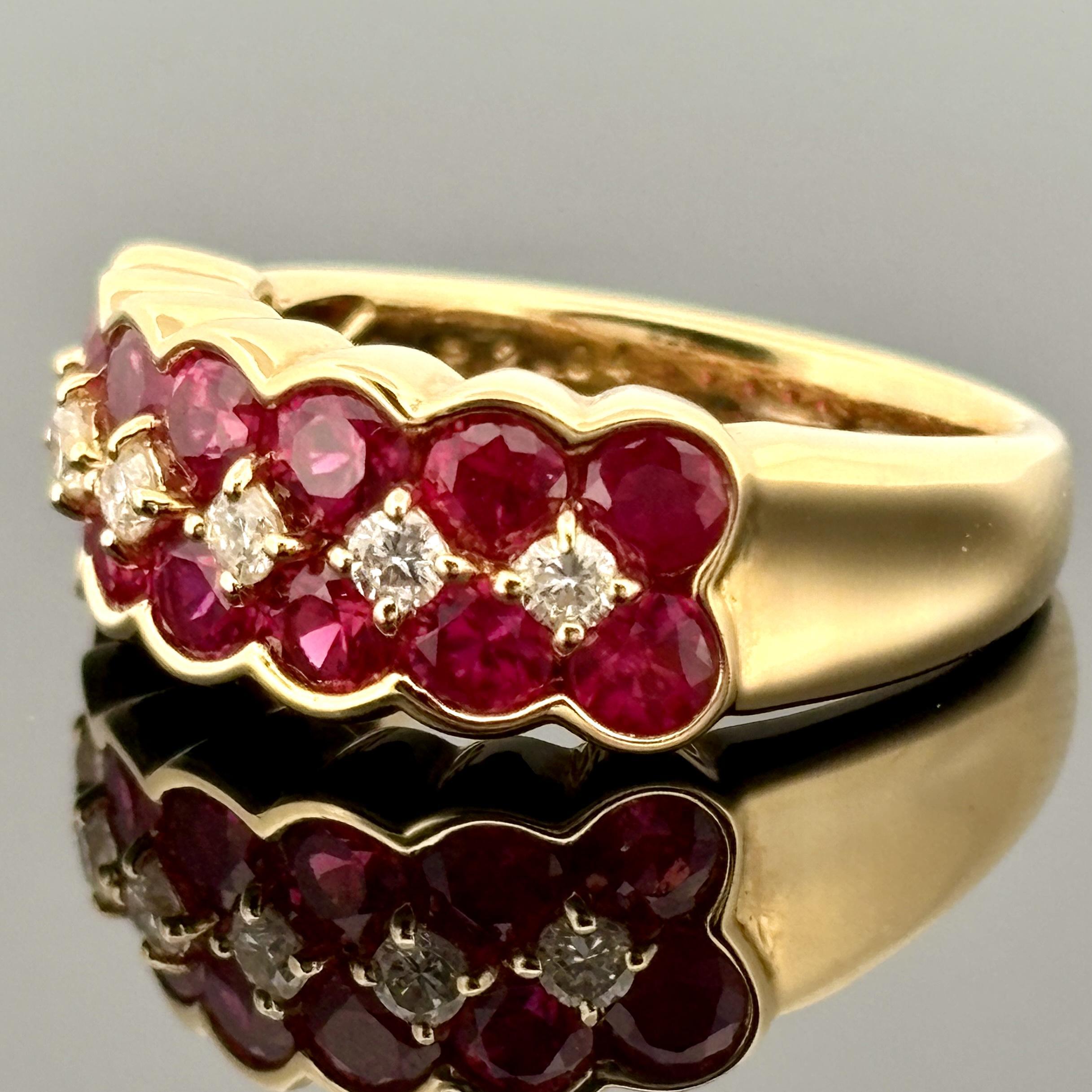 Rubis - 2,04 carats au total, richement saturés, vifs et éclatants

Diamants - 0,22 carats au total, couleur H, pureté VS2

Métal - Or jaune 18 carats, 7,1 grammes

Taille - 5.5, redimensionnable

Dimensions - 7,9 mm sur le dessus, se rétrécissant à
