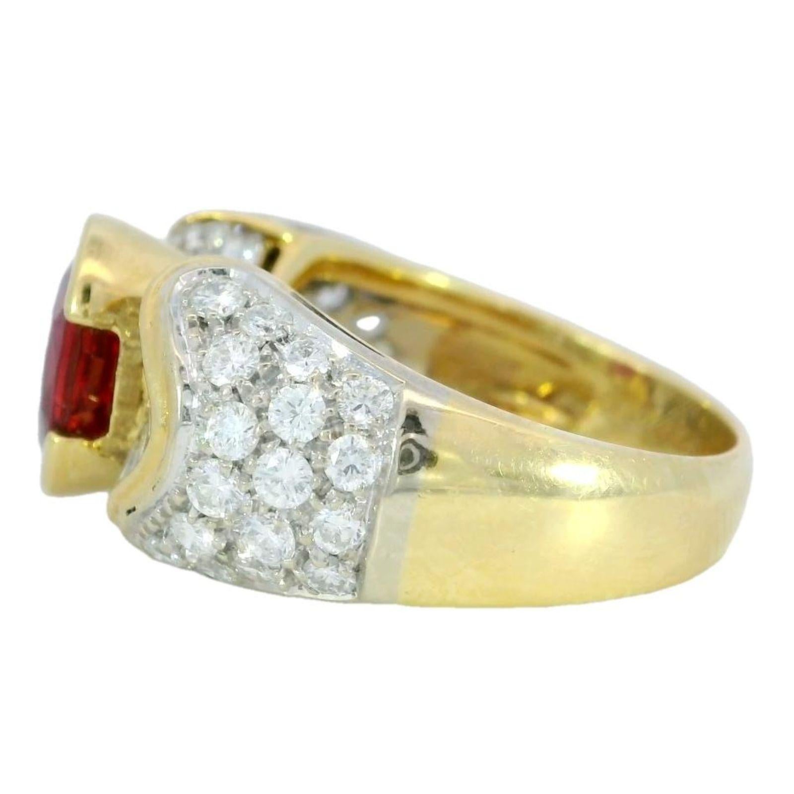 Estate Ruby Diamond Cocktail Ring or jaune 18K ~3.8ctw AGL Certified

Véritable expression du luxe et du raffinement, cette bague en or jaune 18 carats ornée de rubis et de diamants est conçue pour captiver. En son centre se trouve un rubis rouge de