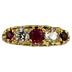 Estate Ruby Diamond Five Stone Yellow Gold Band Ring (bague en or jaune avec rubis et diamants)