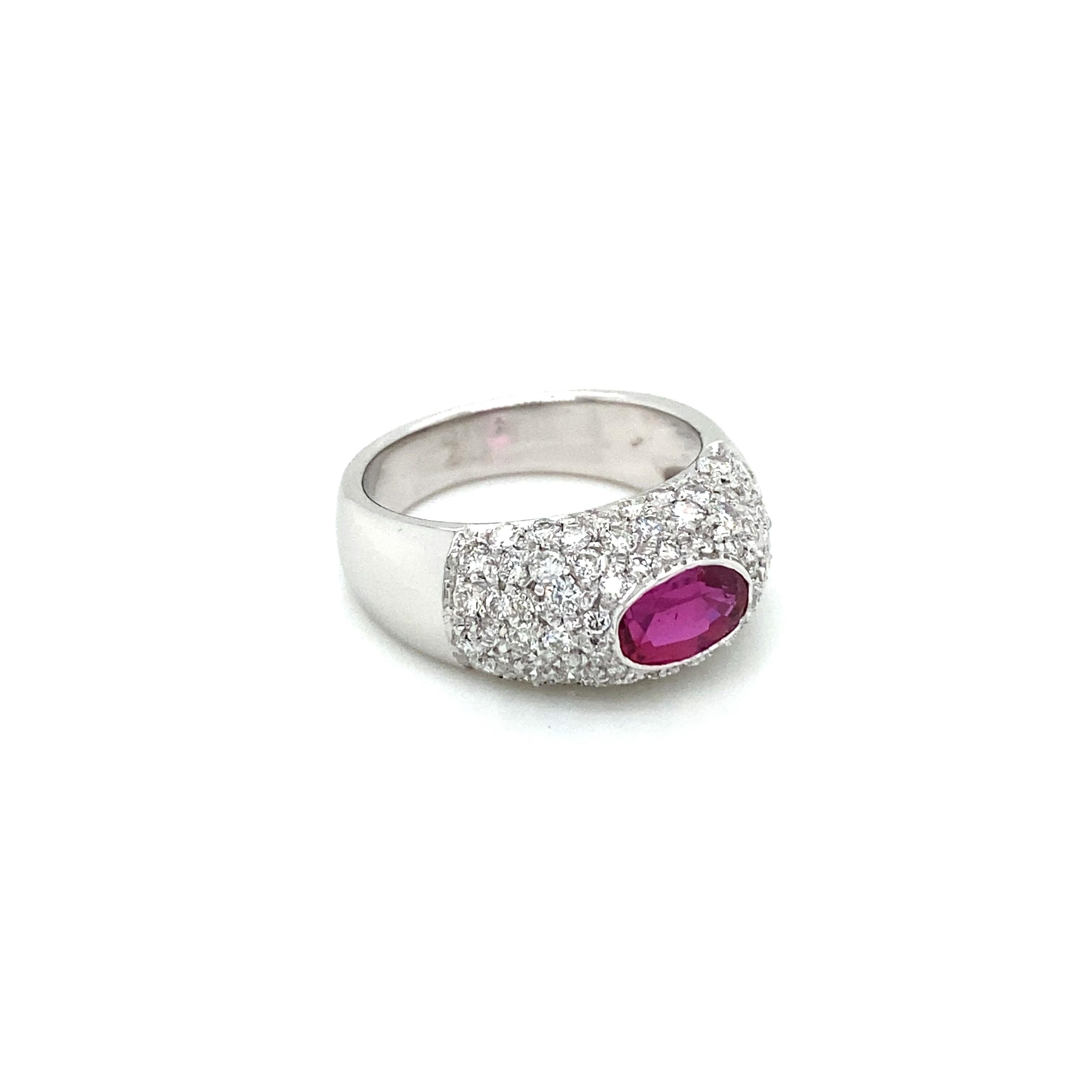 Estate Ruby Diamond Pavé Gold Band Ring In Excellent Condition For Sale In Napoli, Italy