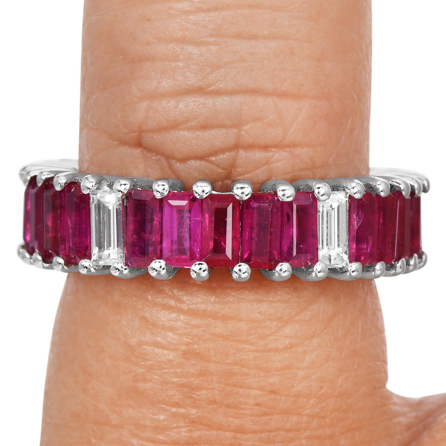 De las mujeres Anillo de eternidad de platino con rubí y diamantes en venta