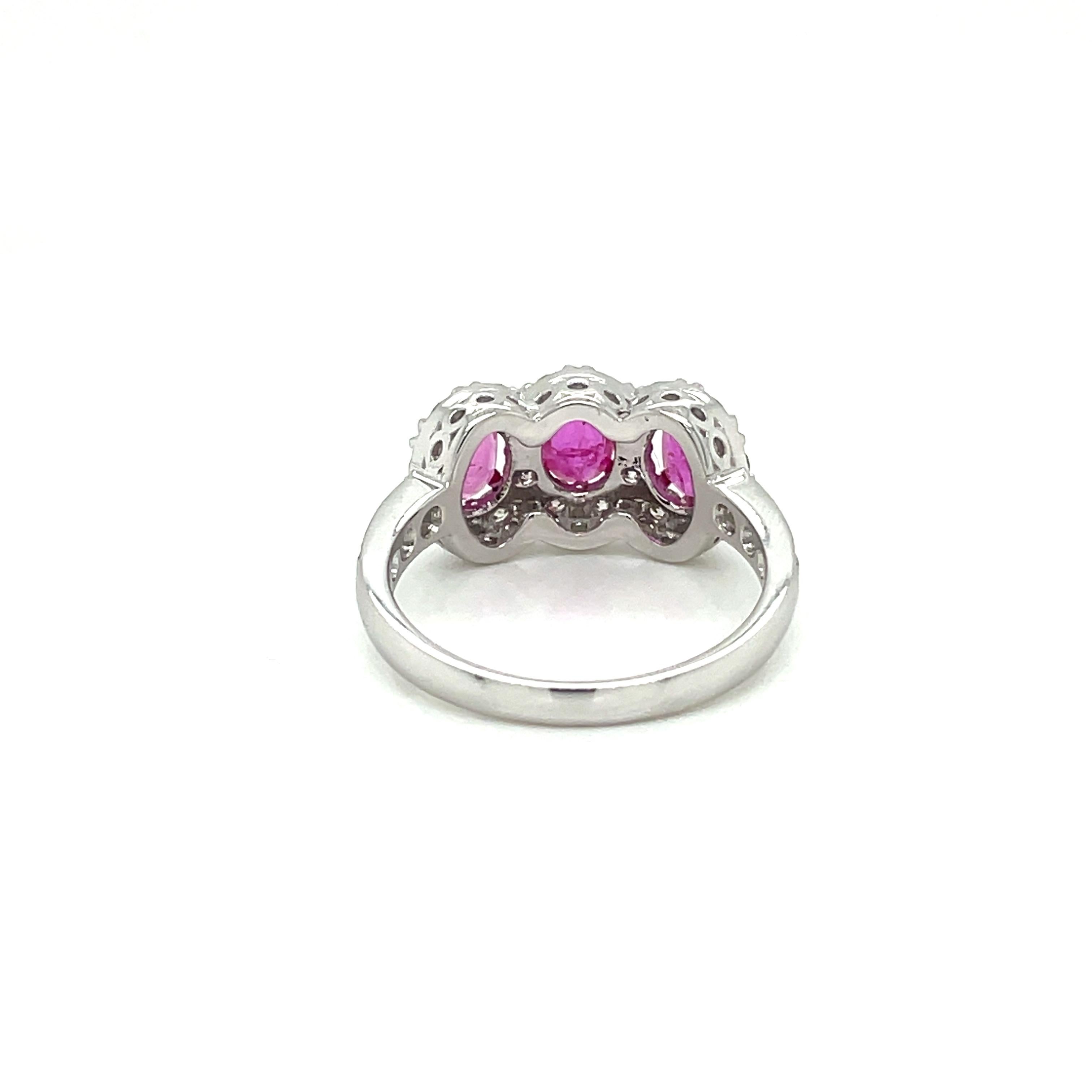 Estate Ruby Diamond Three Stone Engagement Ring In Excellent Condition For Sale In Napoli, NA