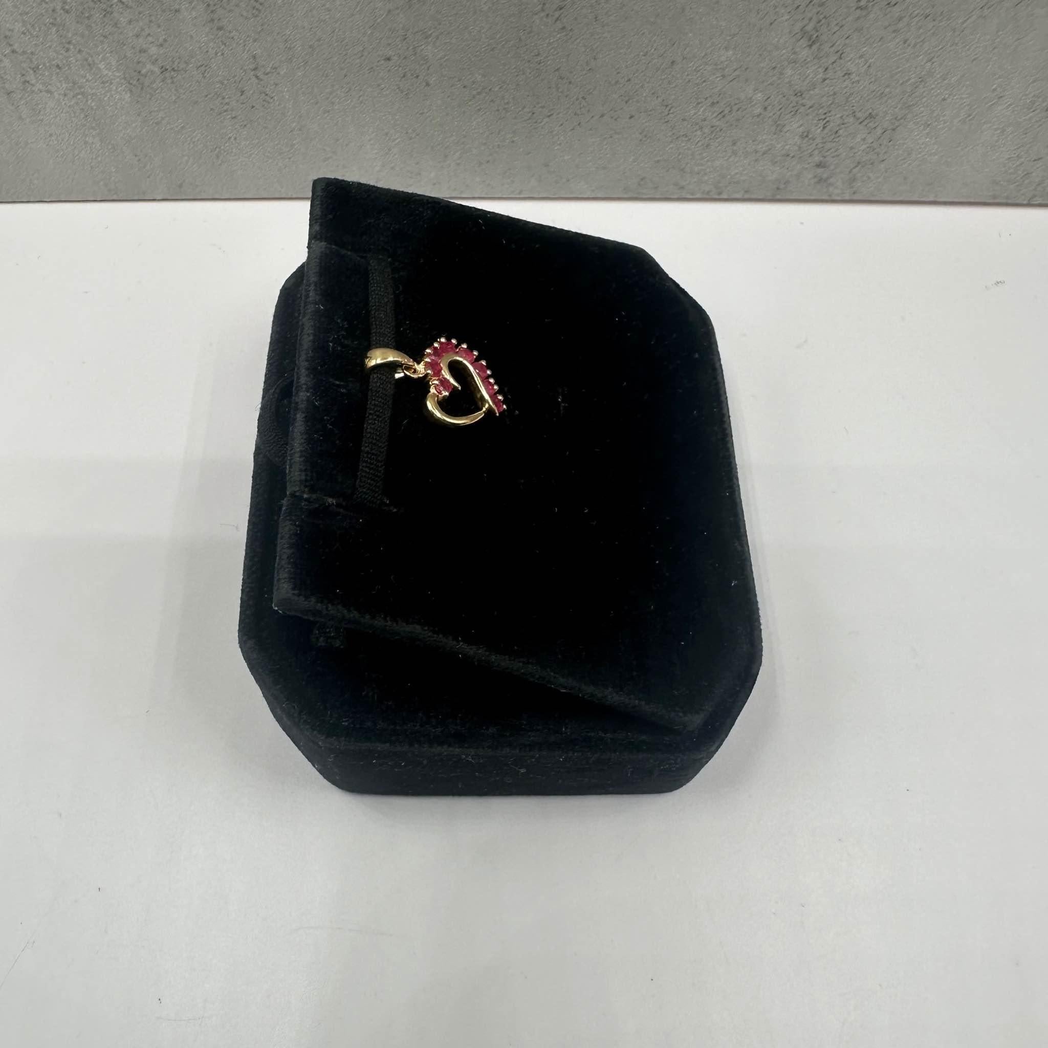 Colgante de corazón de rubí en oro amarillo de 14 quilates - Rubíes redondos de 0,24 quilates, Preconservado Corte redondo en venta