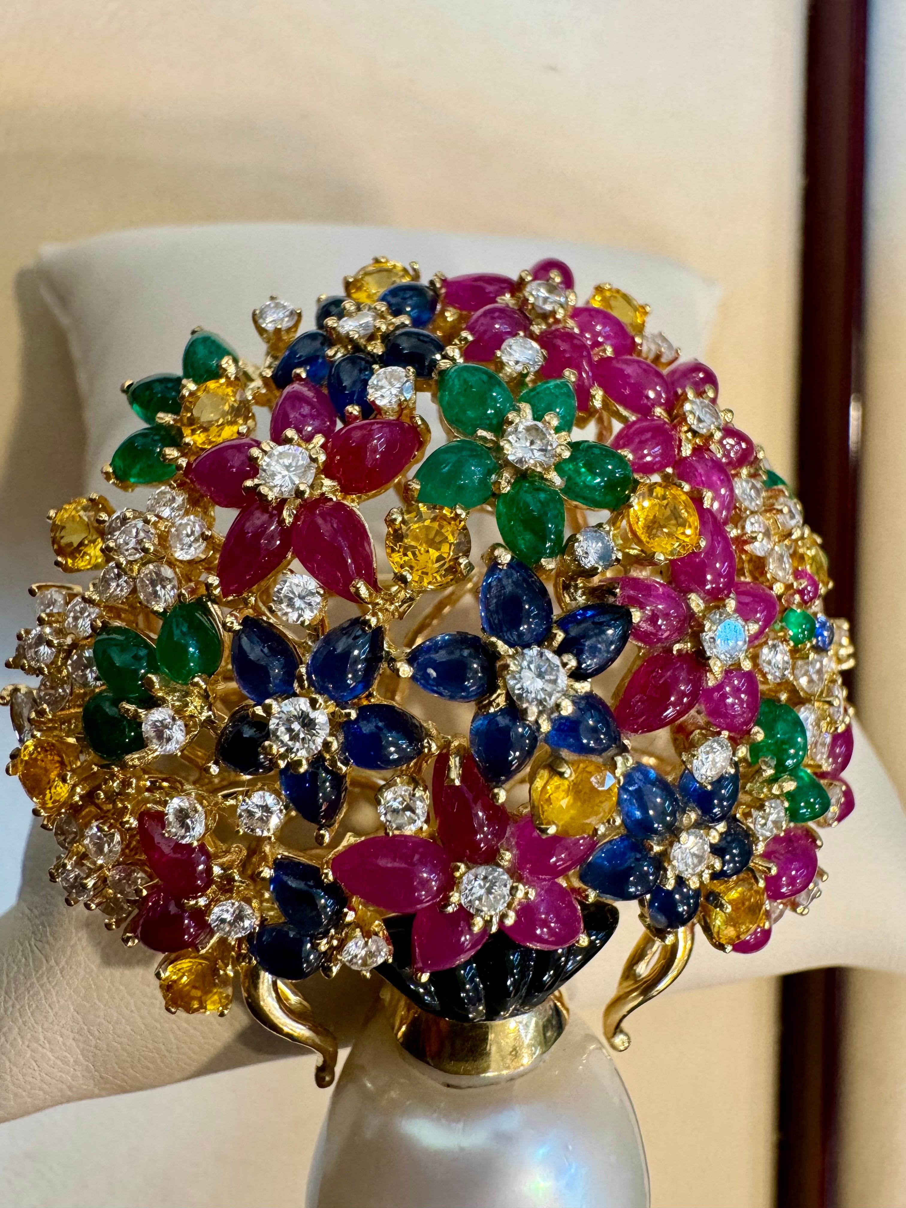 Broche panier de fleurs en or 18 K, rubis, saphir, émeraude, diamant et perle. Unisexe en vente