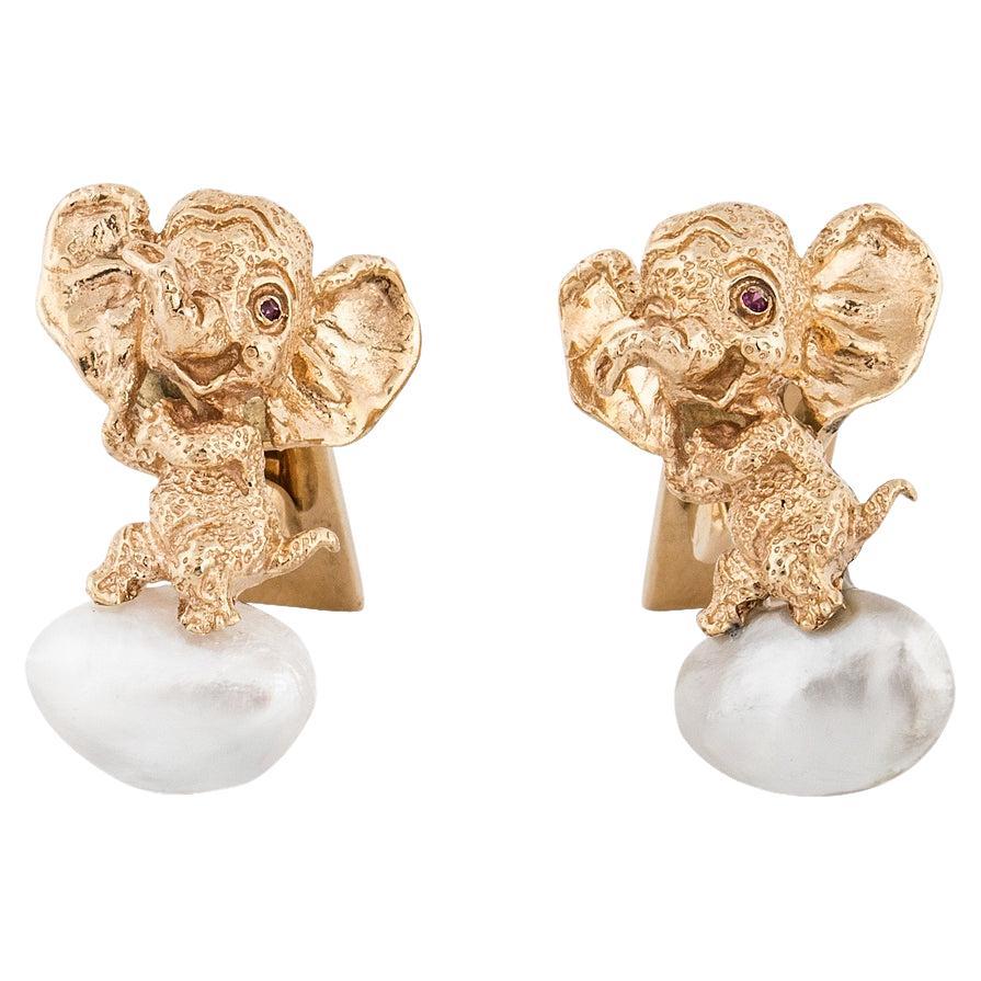 Gemelli d
epoca William Ruser in oro 14 carati con elefante e perle barocche