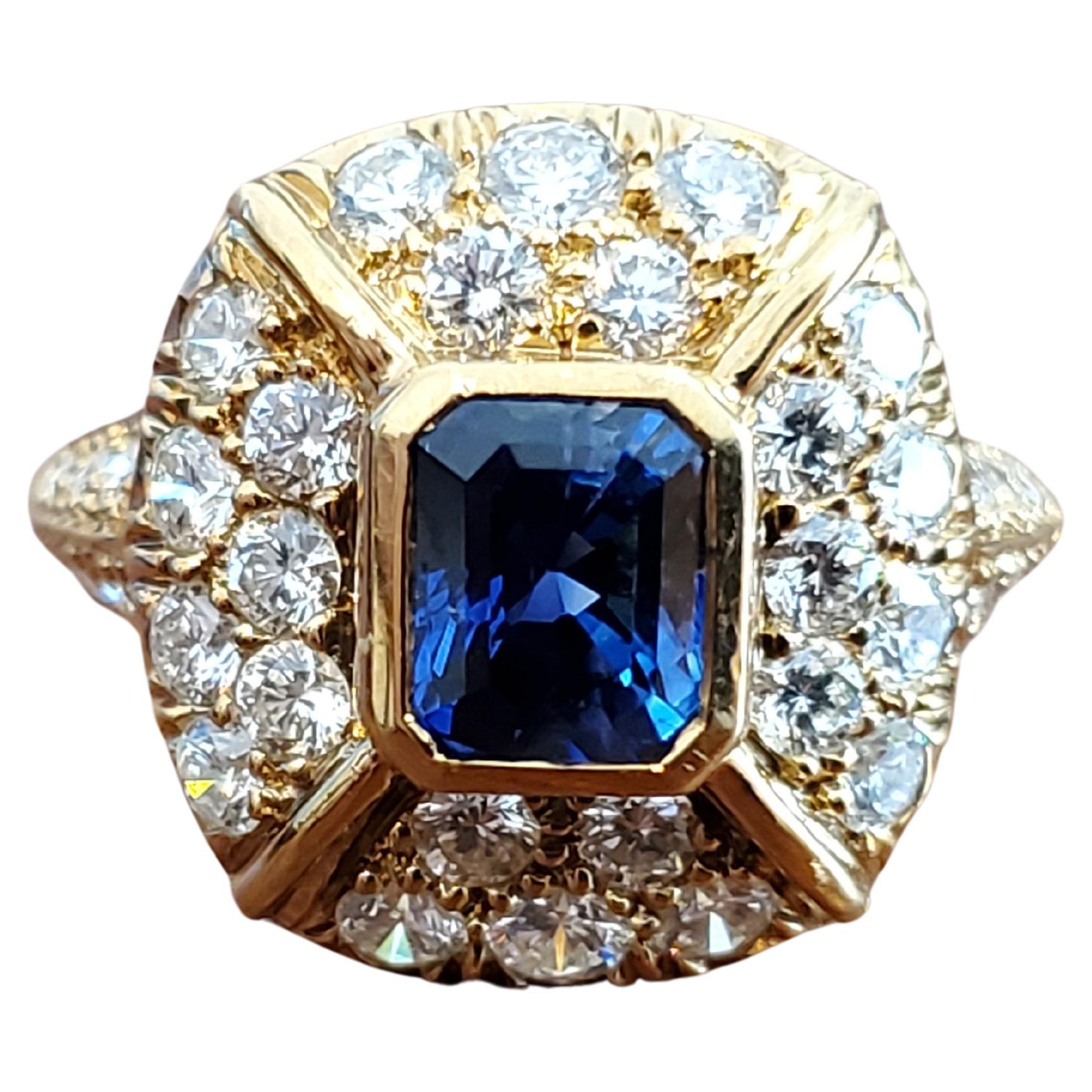 Estate Sapphire and Diamond 18k Yellow Gold Ring Colorless VS Diamonds For Sale