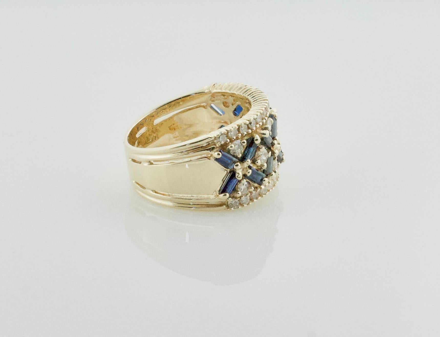 Estate Sapphire and Diamond Wedding Band in Yellow Gold In Excellent Condition For Sale In Wailea, HI