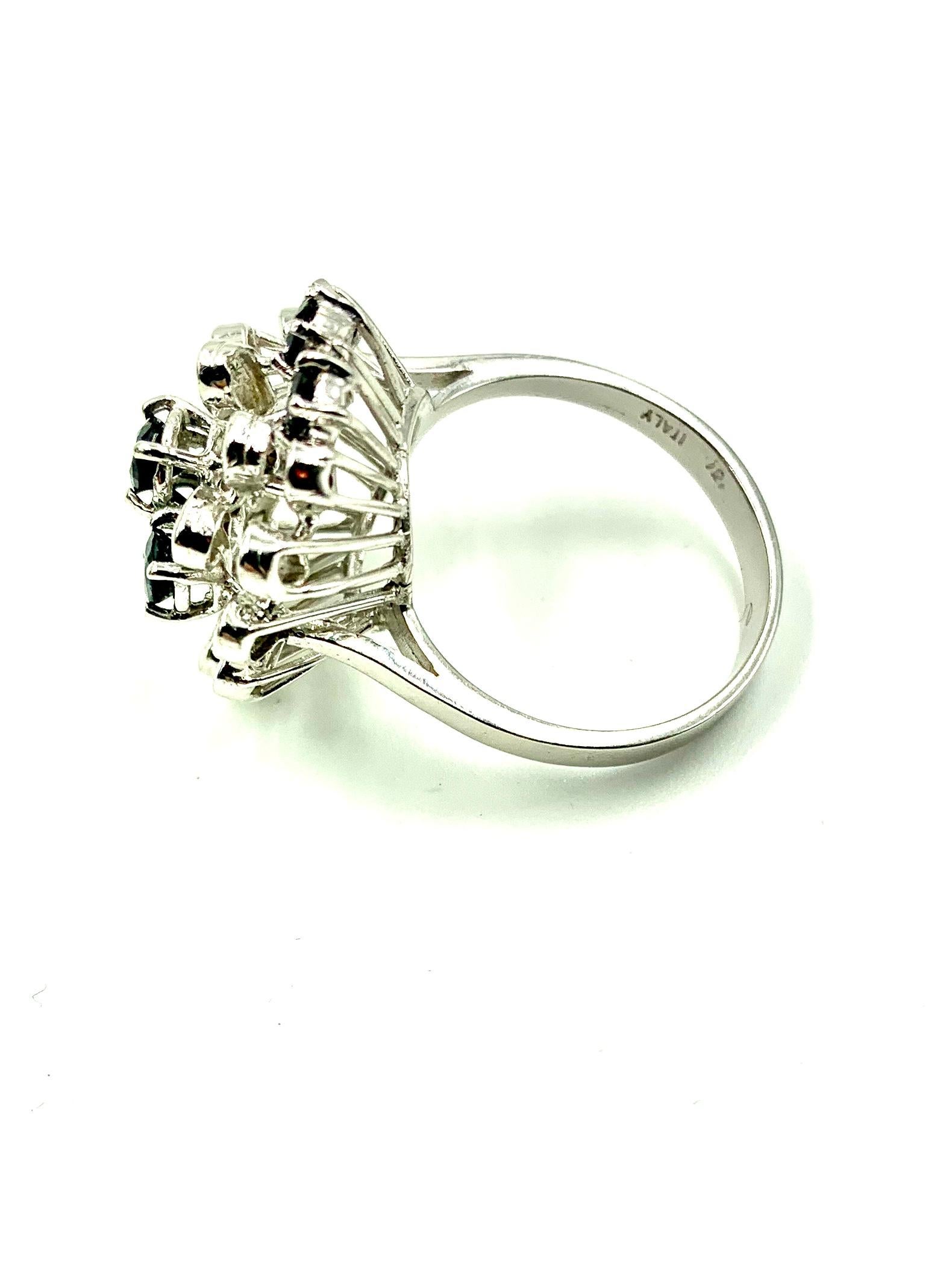 Zafiro Estate Diamante Oro Blanco 18K Anillo de Cóctel en Forma de Flor en Bueno estado para la venta en New York, NY