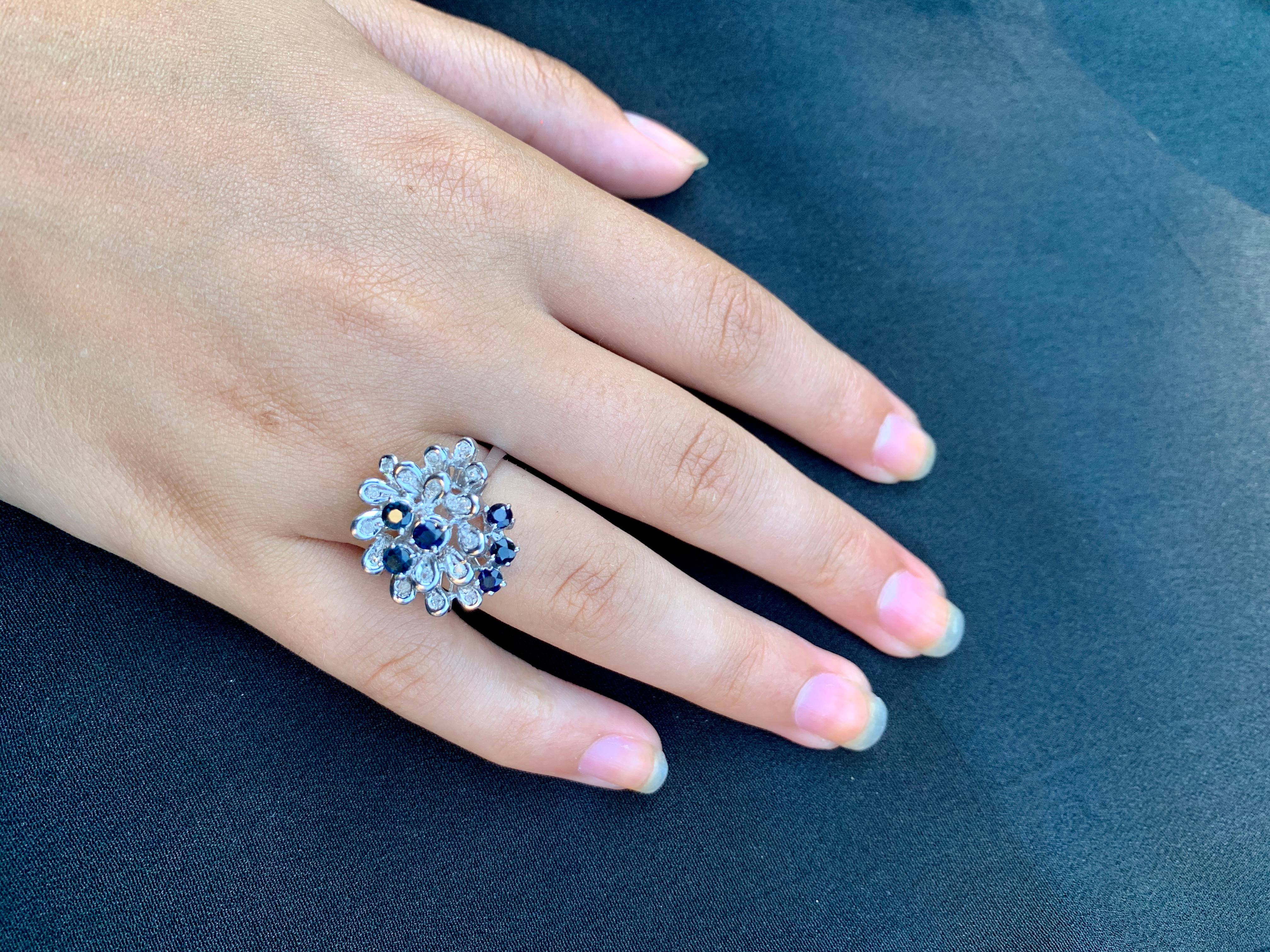 Zafiro Estate Diamante Oro Blanco 18K Anillo de Cóctel en Forma de Flor en venta 2