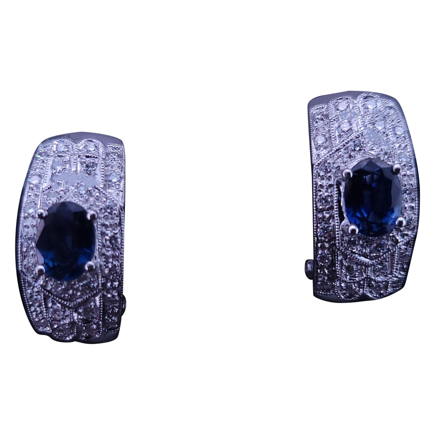 Boucles d'oreilles à pince en or blanc 18 carats saphir et diamant Estate en vente