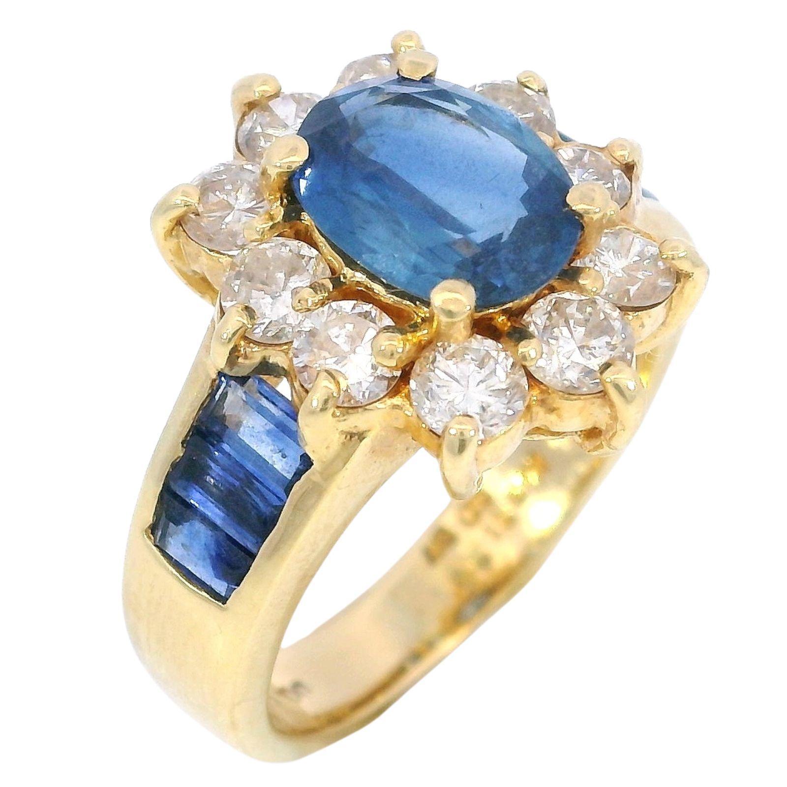 Estate Saphir Diamant Cluster Ring 18K Gelbgold ~3.77ctw

Im Mittelpunkt dieses raffinierten Rings steht ein ovaler blauer Saphir von 1,98 Karat, dessen satter Farbton sofort die Aufmerksamkeit auf sich zieht. An den Schultern befinden sich
