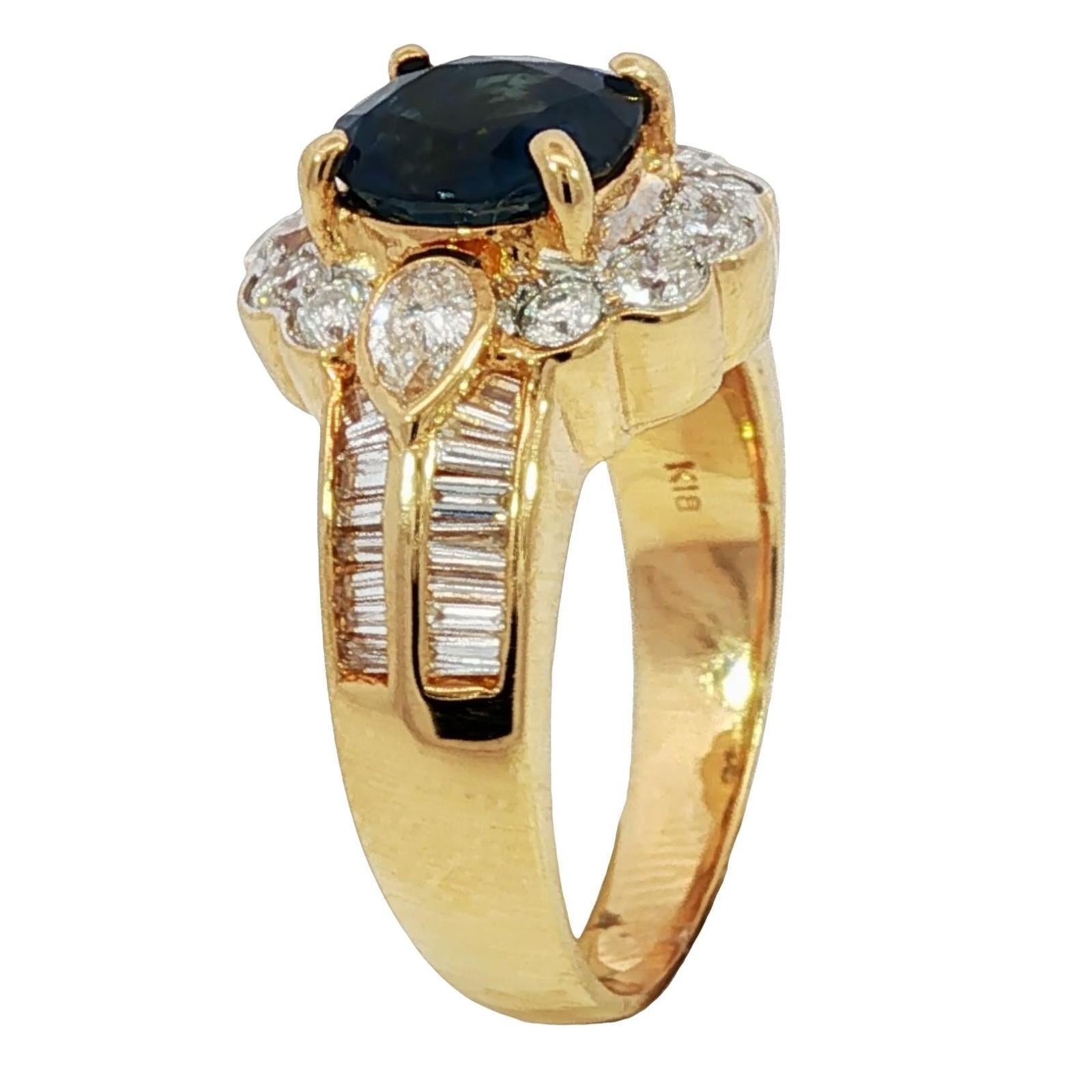 Estate Saphir Diamant Cluster Ring 18K Gelbgold Größe 6,75 ~3,02ctw

Dieser Ring aus 18 Karat Gelbgold zeigt einen blauen Saphir im Ovalschliff mit einem Gewicht von 1,91 Karat, umgeben von einer Gruppe runder weißer Diamanten mit einem