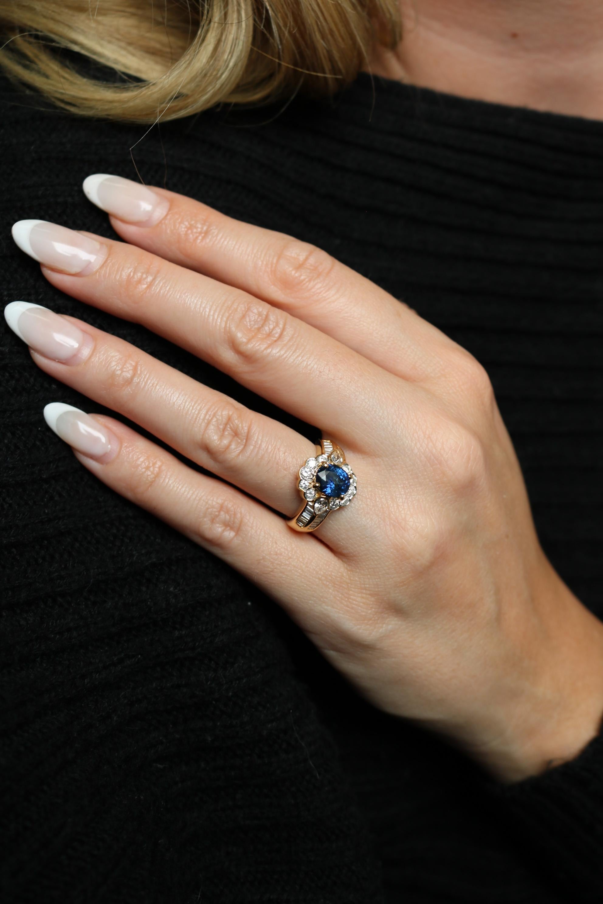 Estate Saphir Diamant Cluster Ring 18K Gelbgold Größe 6,75 ~3,02ctw (Moderne) im Angebot