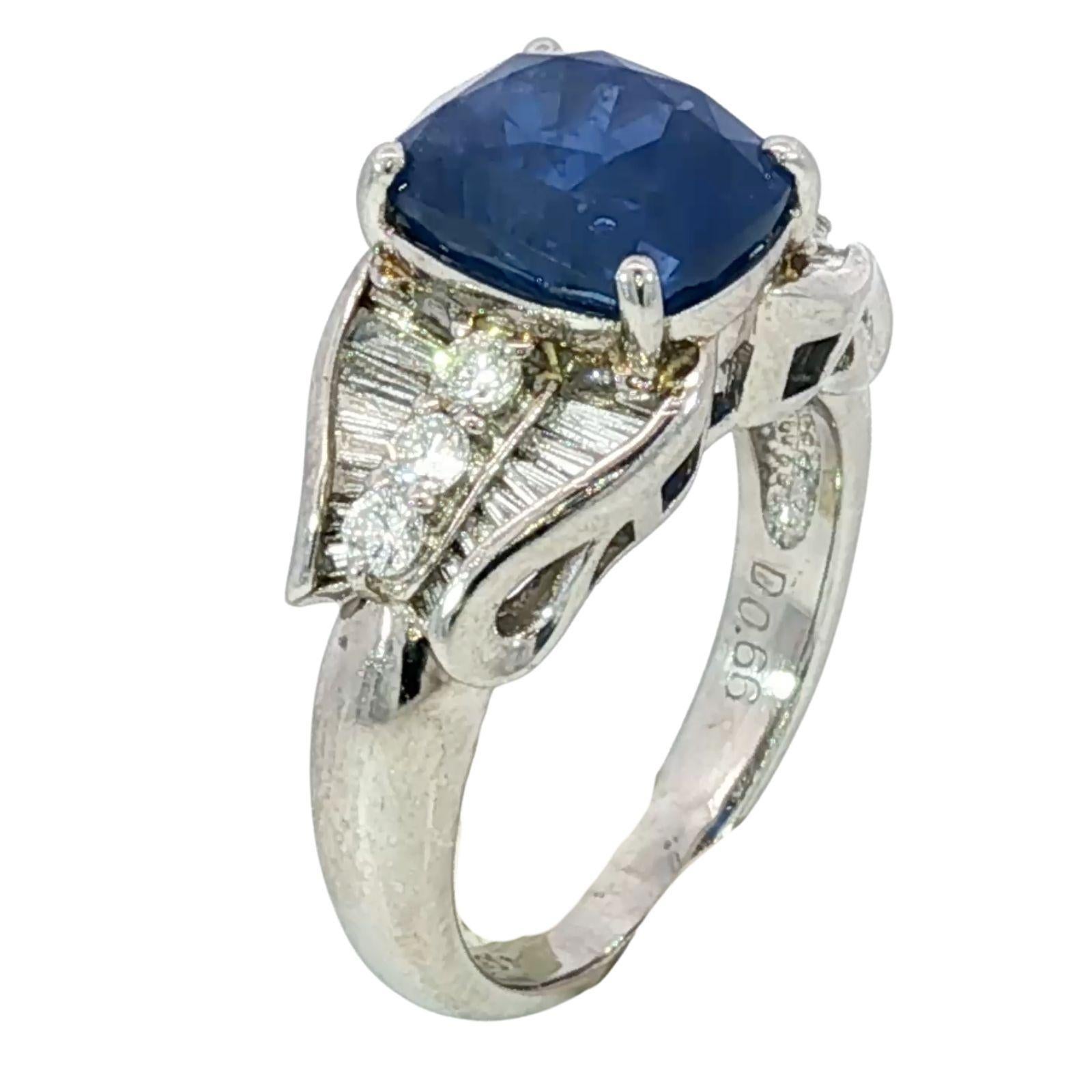 Nachlass Saphir Diamant Cocktail Ring K�önigsblau GIA zertifiziert 6,03ctw

In der Mitte dieses Platinrings befindet sich ein 5,04-karätiger Saphir im Kissenschliff, der einen tiefblauen Farbton mit bemerkenswerter Intensität aufweist.

Der Saphir