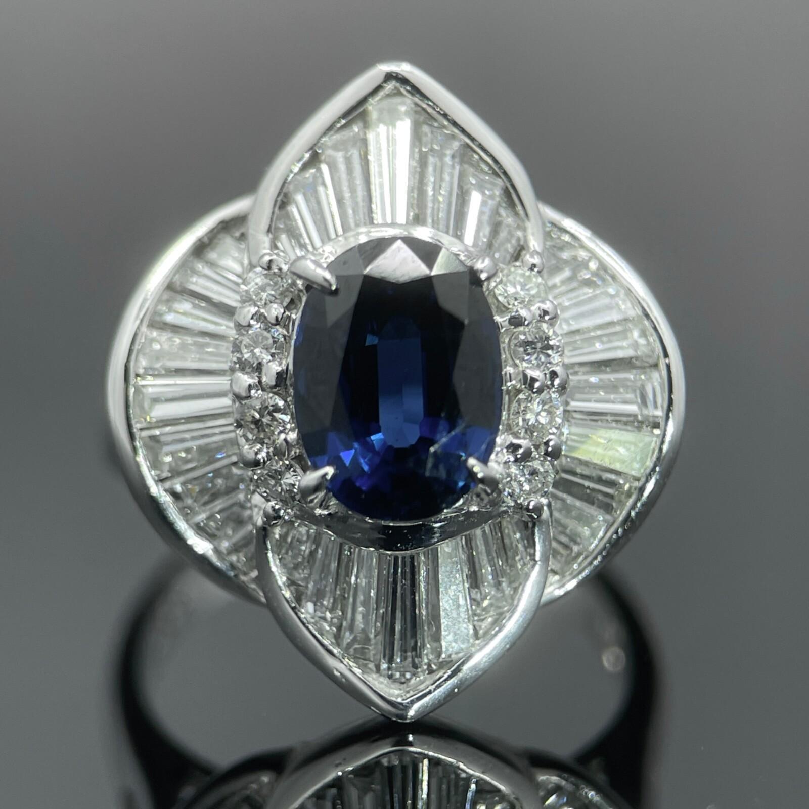 
Bague Ballerina en platine avec saphir bleu royal de 1,76ct et diamants de 1,35ctw - 3,11ctw

Elegante et architecturale, cette bague ballerine est réalisée en platine massif (Pt900). Elle est ornée d'un saphir bleu royal naturel de 1,76 carat,