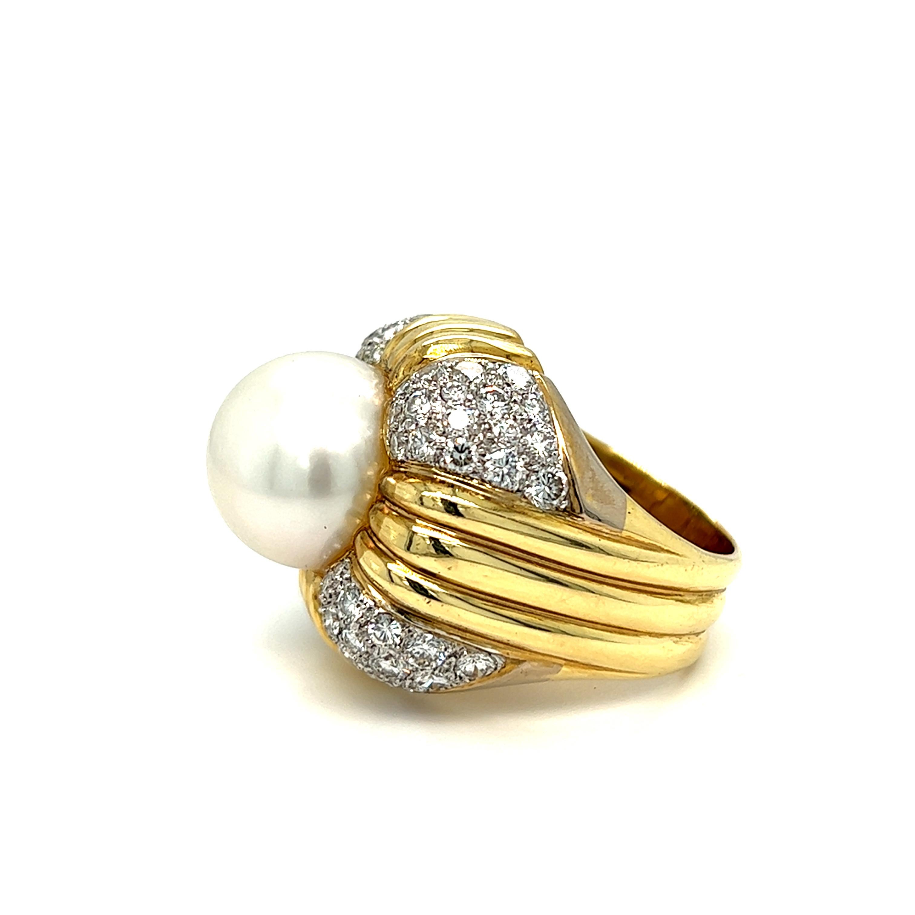 Estate Set of Pearl and Diamond Ring and Earrings Starburst 18k Yellow Gold In Excellent Condition For Sale In beverly hills, CA