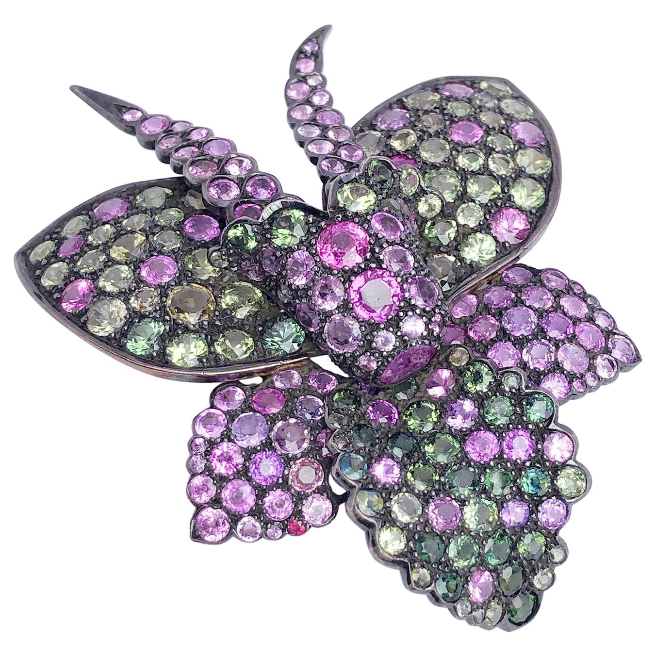 Broche orchidée en argent et or avec saphirs de couleur fantaisie de 34 carats, ancienne propriété en vente