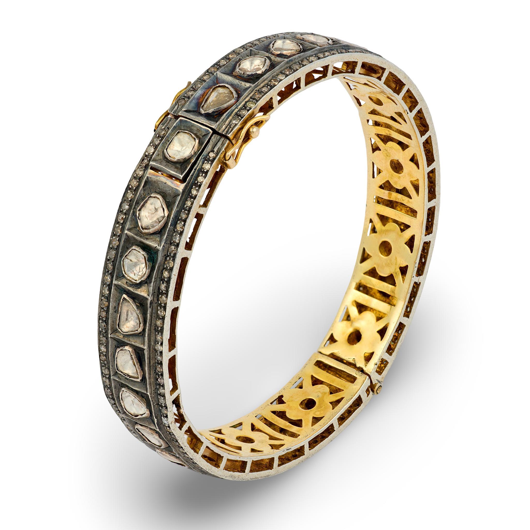 ¡Una pulsera brazalete absolutamente impresionante! Fabricada en plata dorada, esta pulsera incluye 26 diamantes talla rosa engastados en bisel. Cada diamante descansa sobre un panel cuadrado, y en la parte superior e inferior de la superficie de la