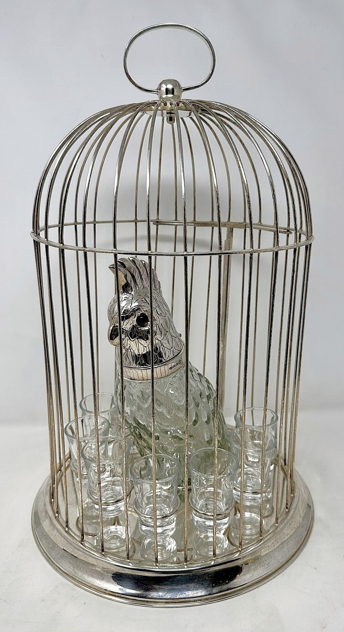 Estate versilbert Figural Vogel Dekanter in Käfig mit Gläsern, Circa 1930-1940's.  Neuartiges Cocktailservice in tadellosem Zustand mit funktionierender Vogelkaraffe mit Glasaugen und 8 Schnapsgläsern, die alle in einen skurrilen Vogelkäfig mit