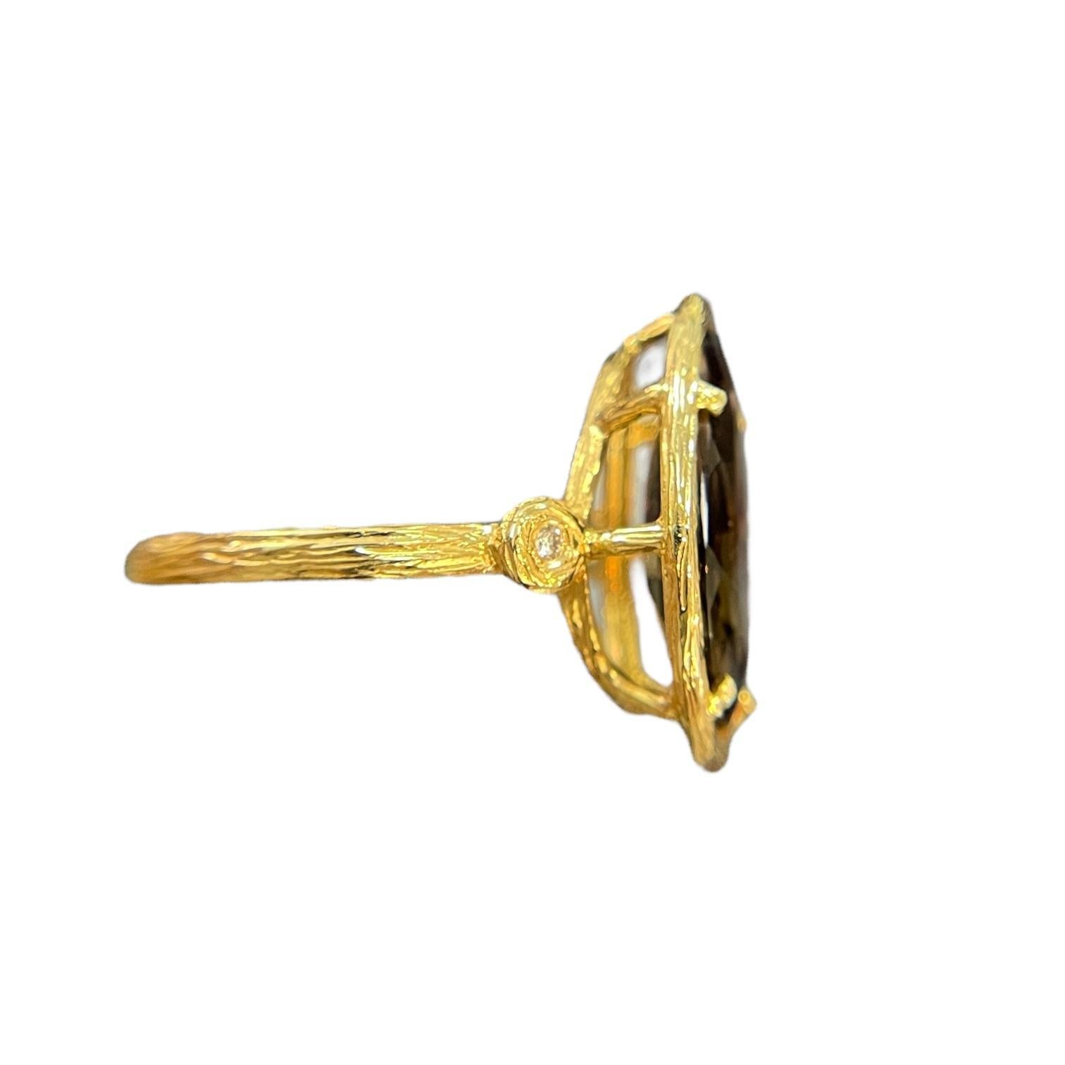 Scopri un'eleganza senza tempo con questo anello di quarzo Topazio Fumè di proprietà. Con un peso di 4,2 grammi, presenta uno splendido quarzo topazio fumé accentuato da 0,02 carati di diamanti scintillanti, il tutto incastonato in oro bianco 14
