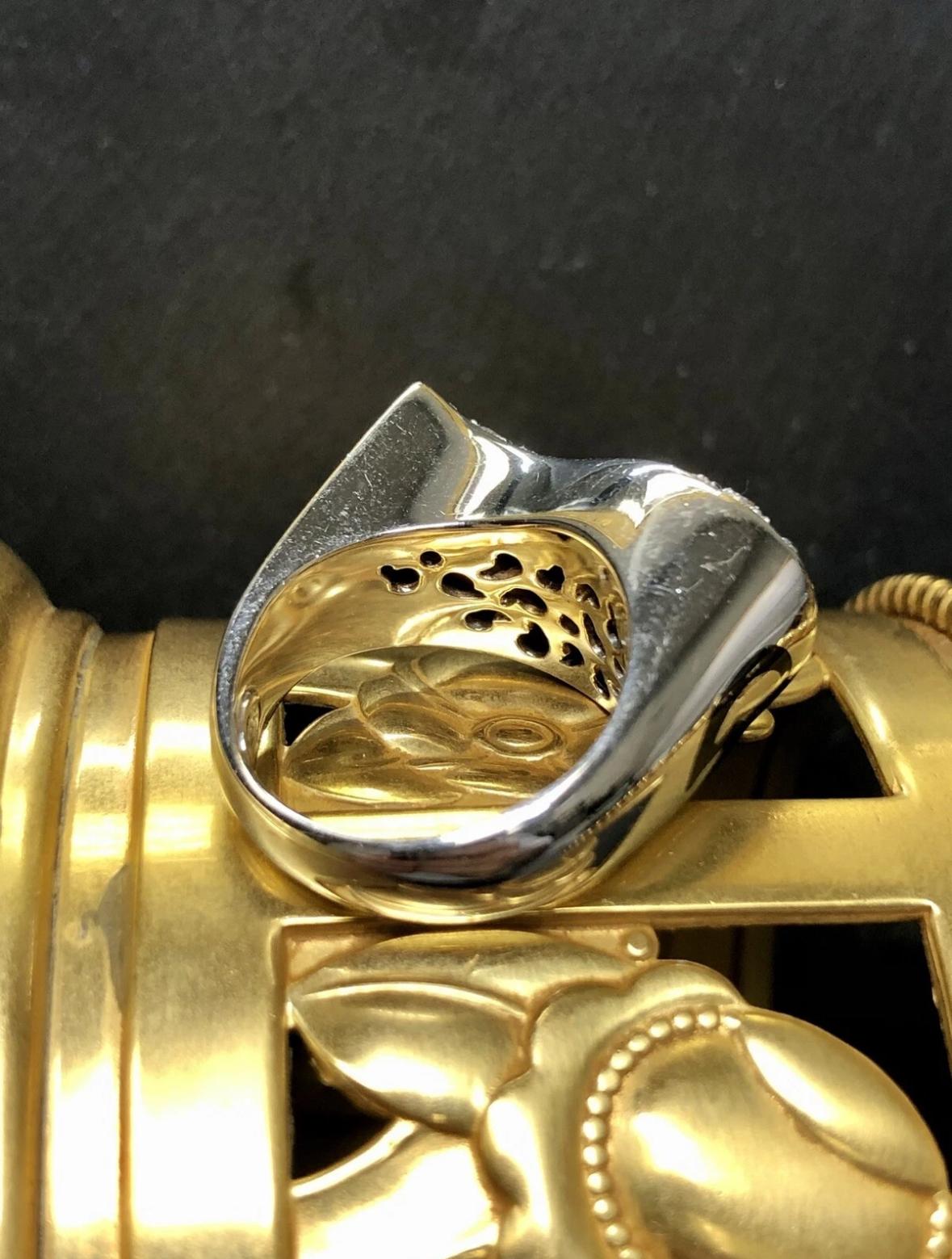Ein gut gemachter Ring der italienischen Manufaktur SOHO aus 18 Karat Weißgold mit makelloser schwarzer Emaille. Dieser wunderschöne Statement-Ring ist mit runden Diamanten der Farbe G-I und der Reinheit Va1-2 mit ca. 0,80cttw besetzt. Ein sehr