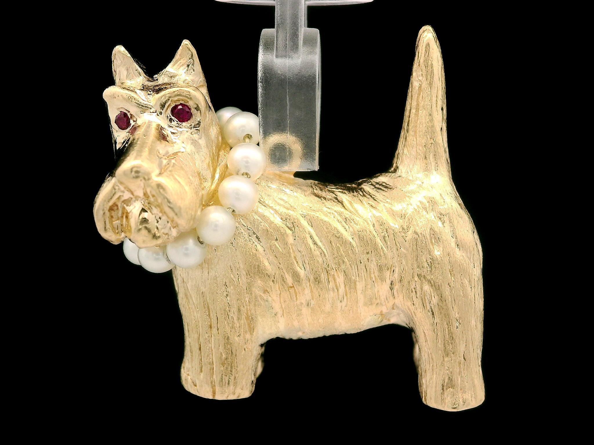Taglio rotondo Ciondolo per collana in oro giallo massiccio 14 carati con Terrier scozzese e perla in vendita