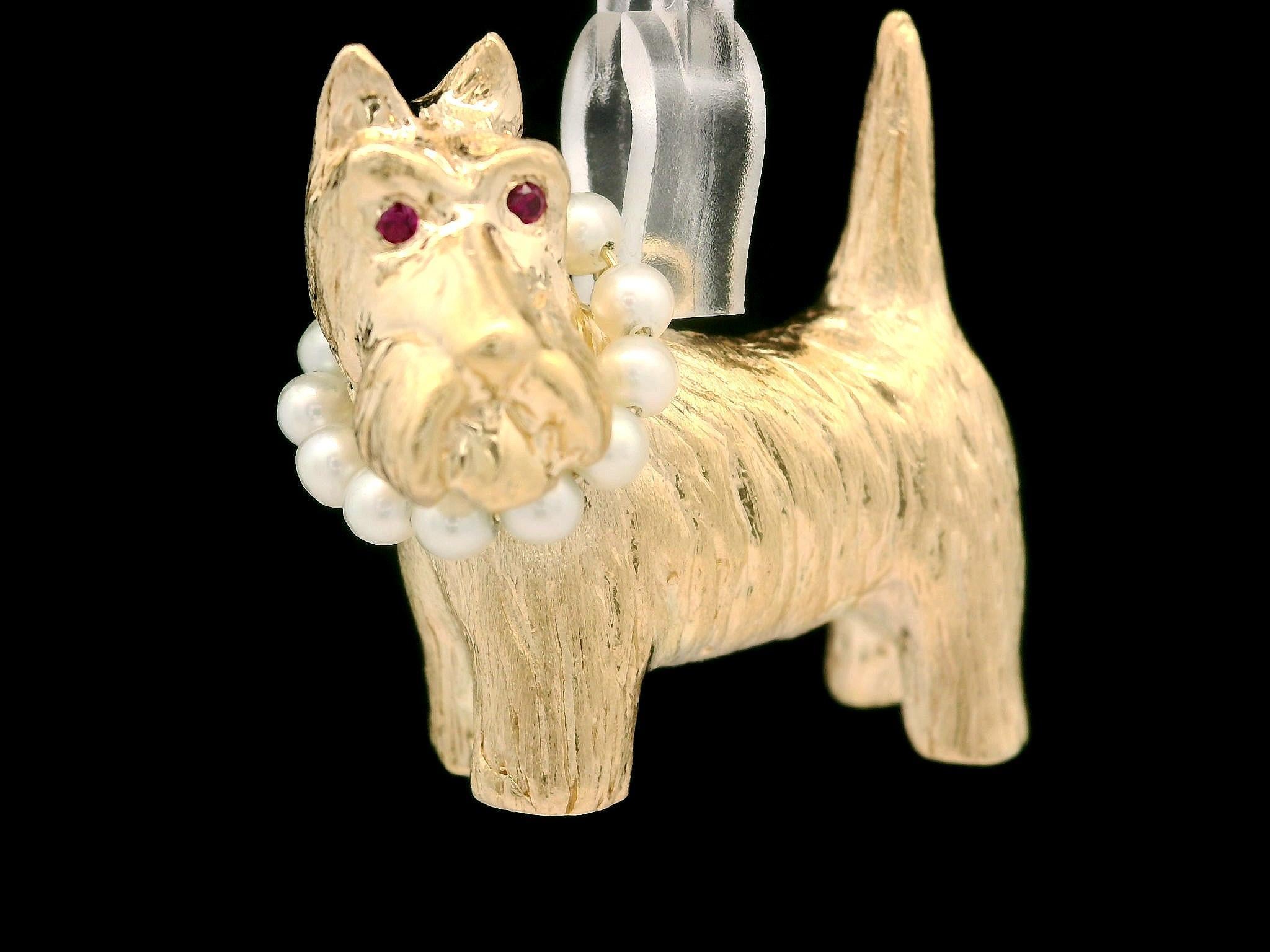Ciondolo per collana in oro giallo massiccio 14 carati con Terrier scozzese e perla In condizioni ottime in vendita a Montclair, NJ