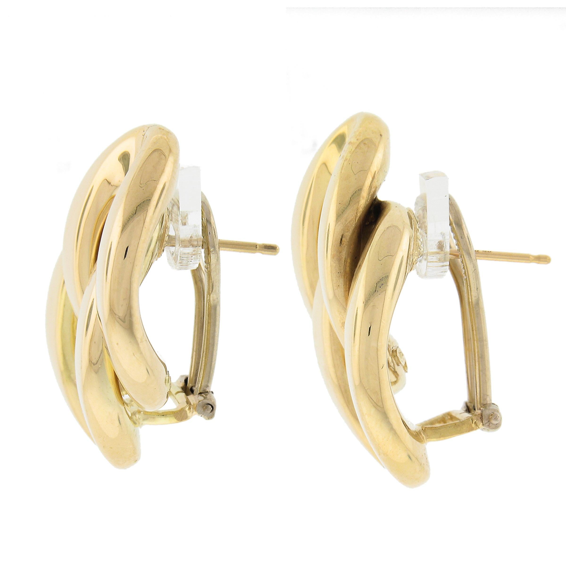 Estate Solid 18K Yellow Gold Polished Interlocking Curb Stud Post Omega Earrings In Excellent Condition For Sale In Montclair, NJ