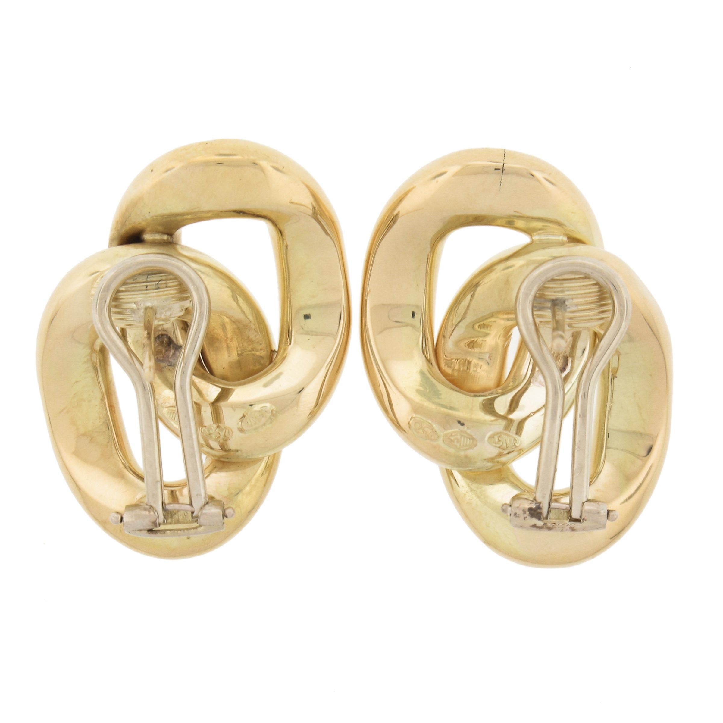 Estate Boucles d'oreilles Omega en or jaune 18K massif, polies et emboîtées, avec clous d'oreilles. en vente 1