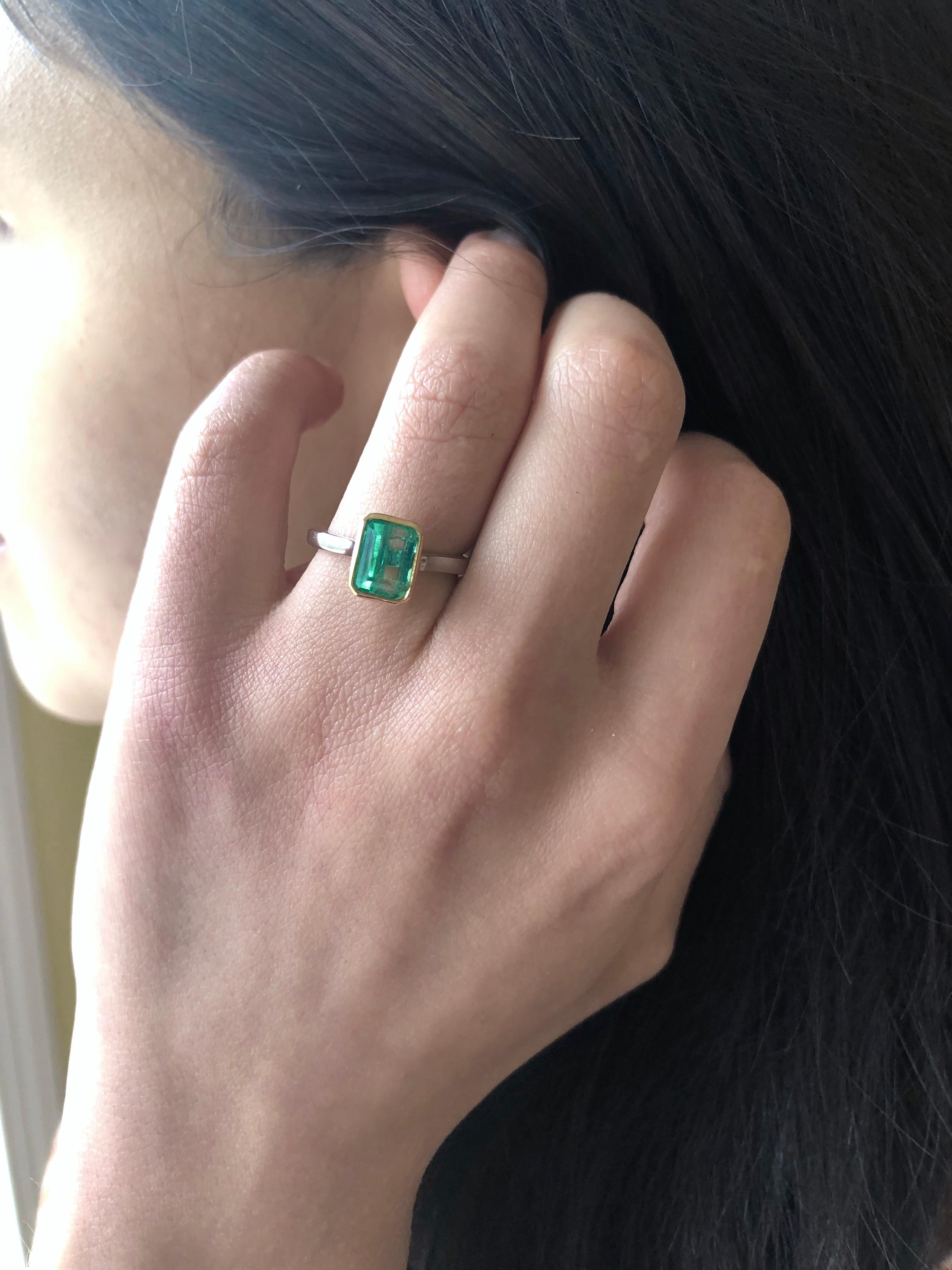 Women's or Men's Estate Solitaire Emerald 18 Karat Platinum Engagement Ring