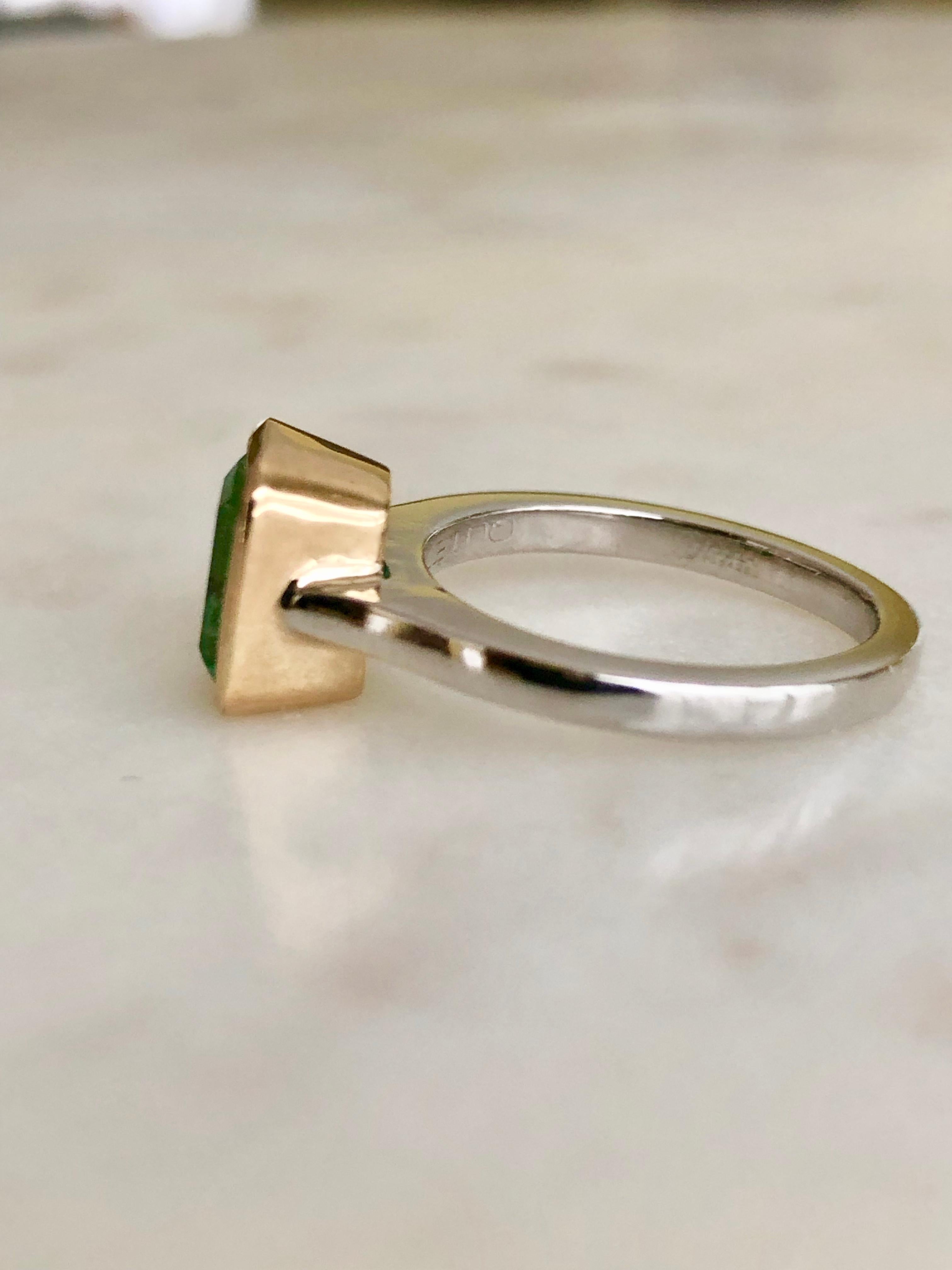 Contemporary Estate Solitaire Emerald 18 Karat Platinum Engagement Ring