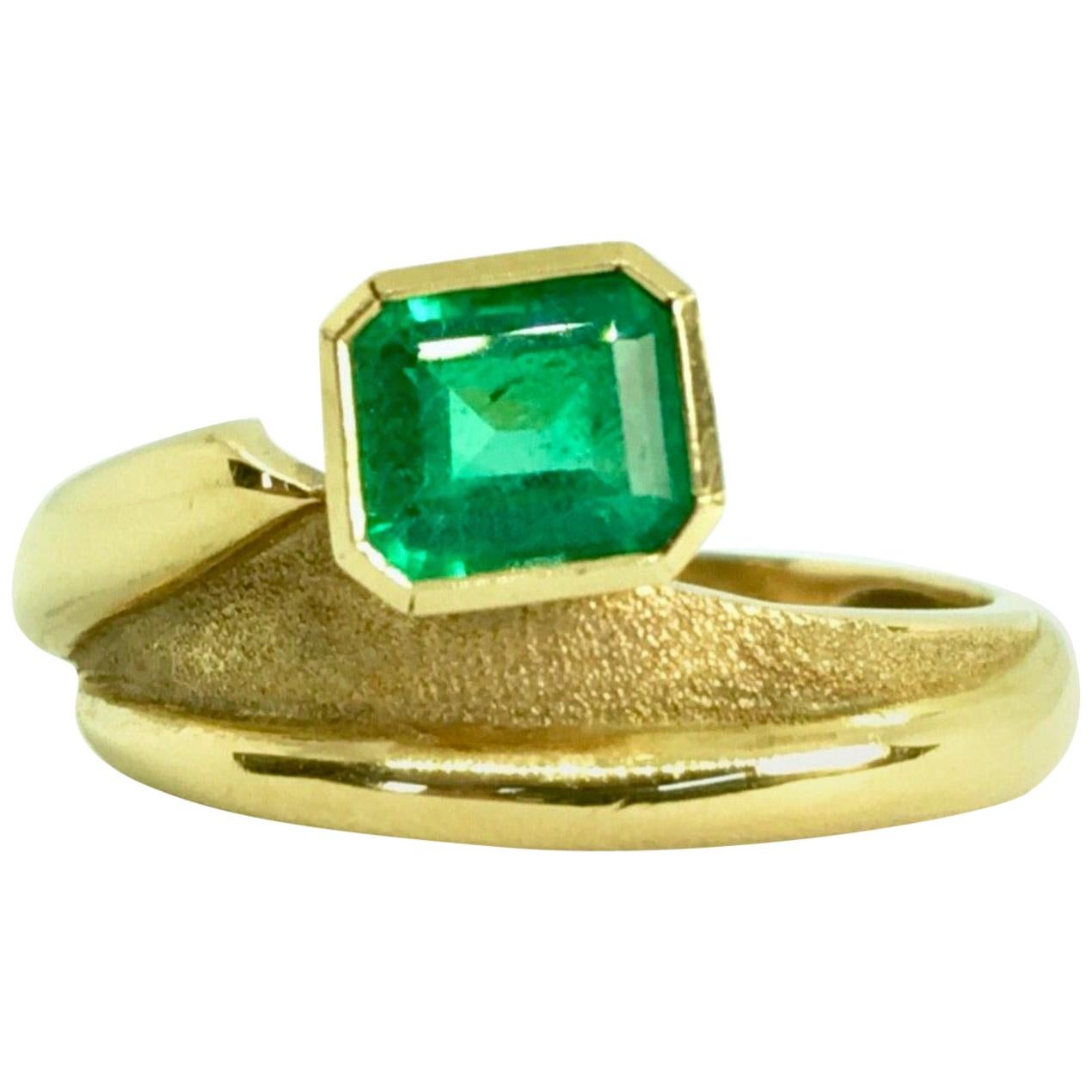 Estate Solitaire Ring Natural Colombian Emerald 18 Karat For Sale