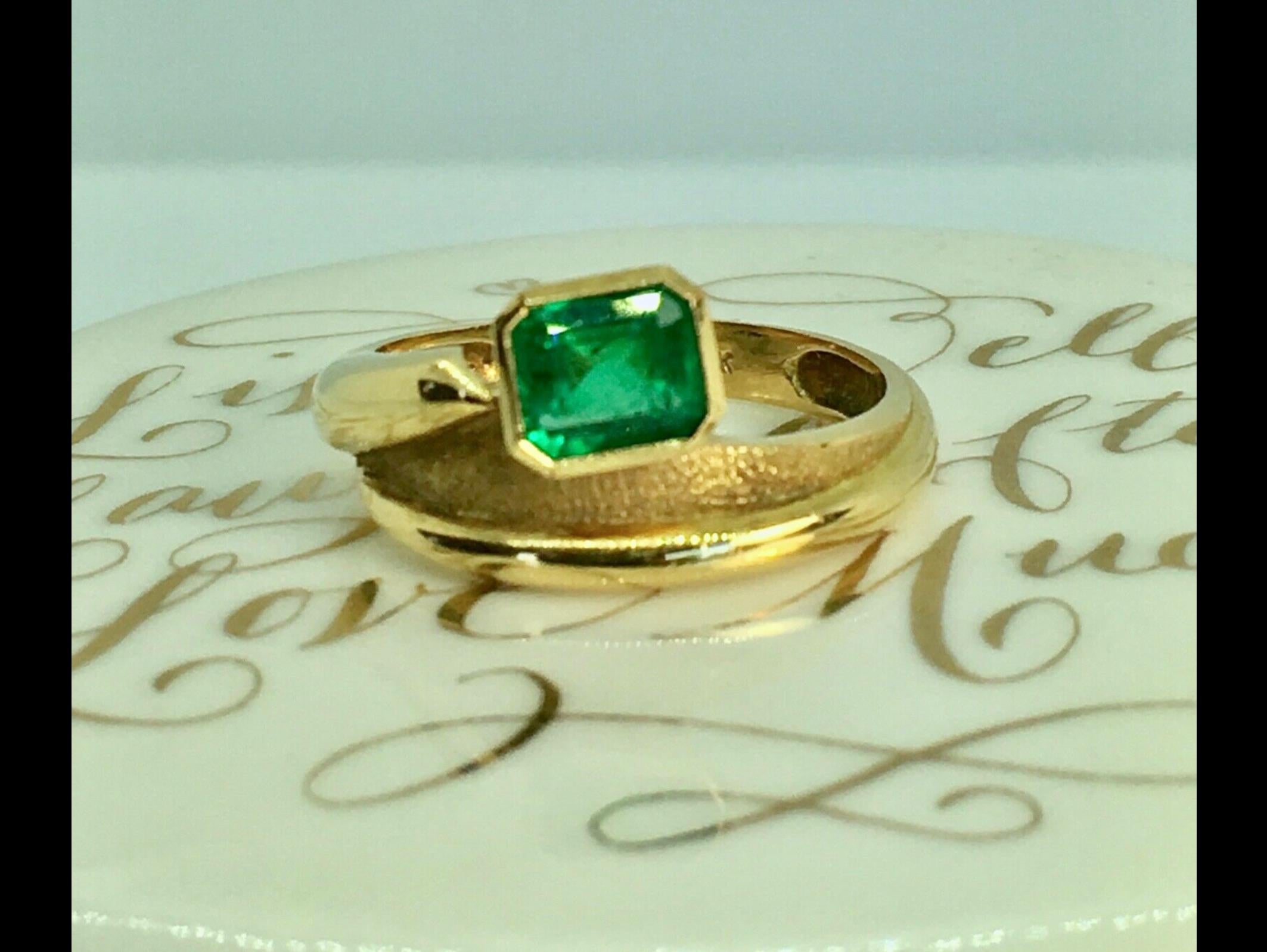 Estate Solitaire Ring Fine Natural Colombian Emerald Emerald Cut 0.80 Carat
Weight 4.5g
Vivid Medium Dark Green
Size 6
In Excelelnt condition
