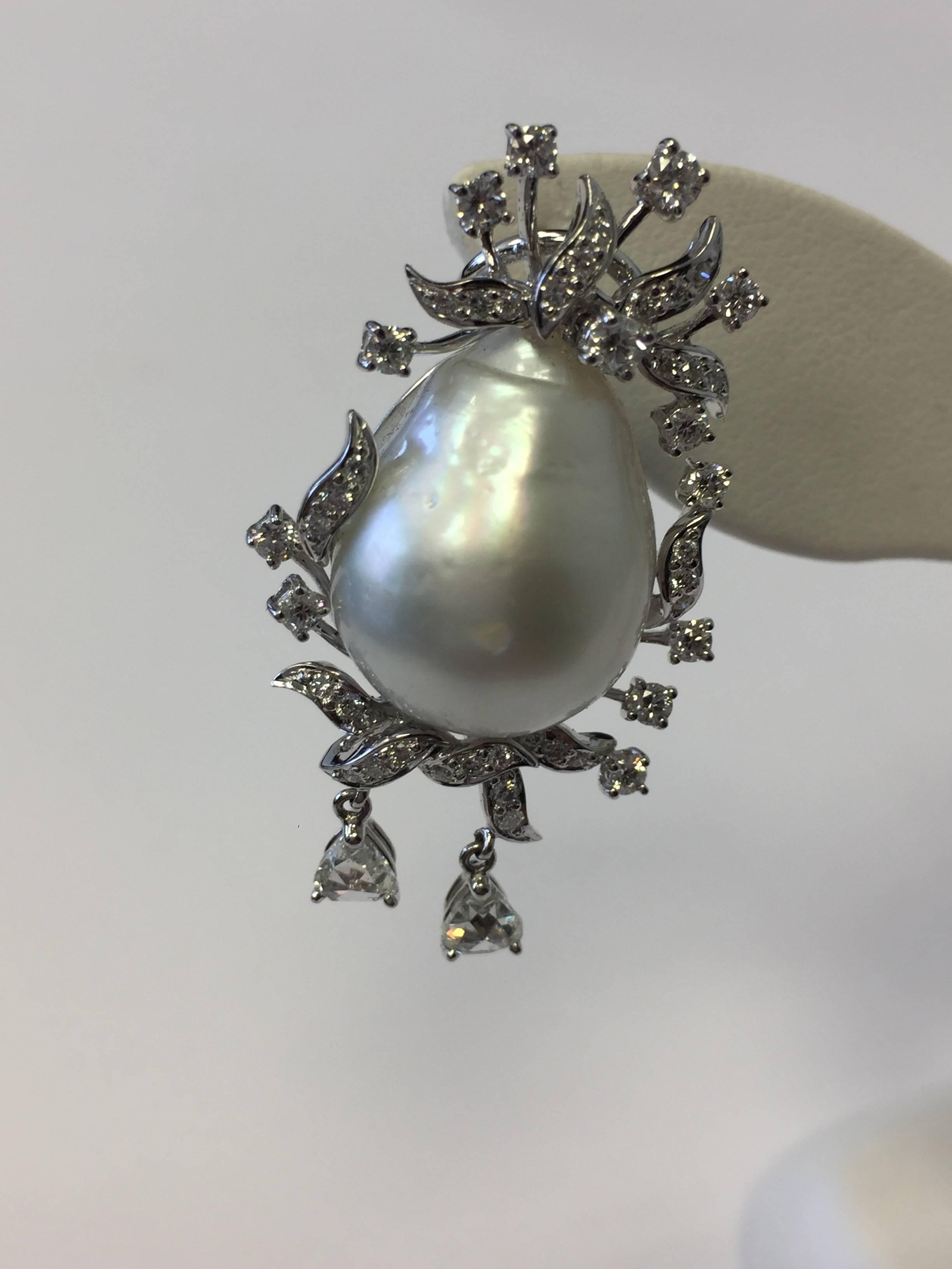 Estate South Sea White Baroque Pearl and Diamond Dangle Earrings in 18 Karat In New Condition In Los Angeles, CA