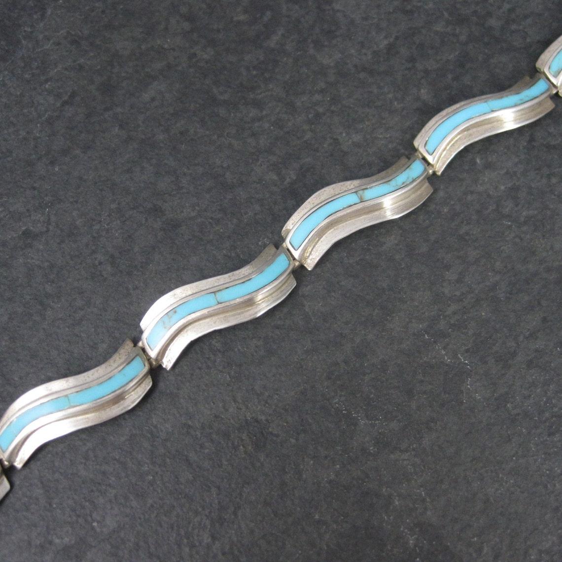 Ce magnifique bracelet du Sud-Ouest est en argent sterling avec des incrustations de turquoise.
Il est doté d'un fermoir à bascule.

Mesures : 3/8 de pouce de large - 7 pouces portables
Poids : 13.8 grammes

Marques : Sterling

Condit : Excellent