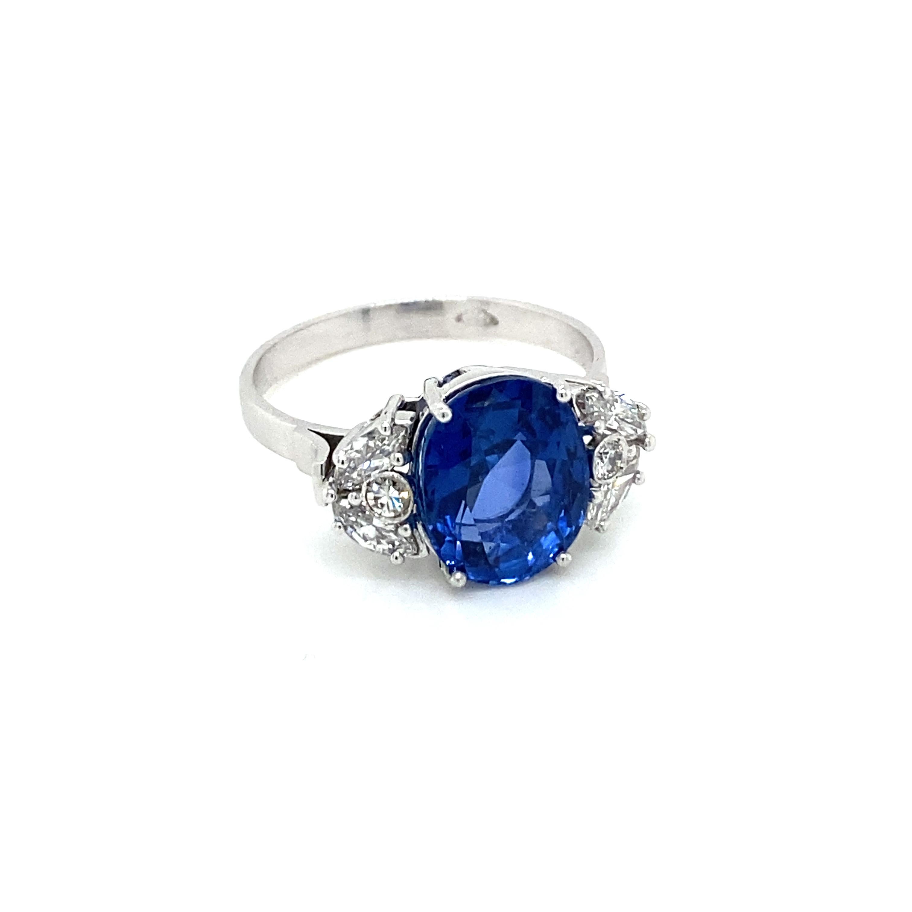 Estate SSEF Certified 4.40 Carat Unheated Sapphire Diamonds Platinum Ring In Excellent Condition In Napoli, Italy
