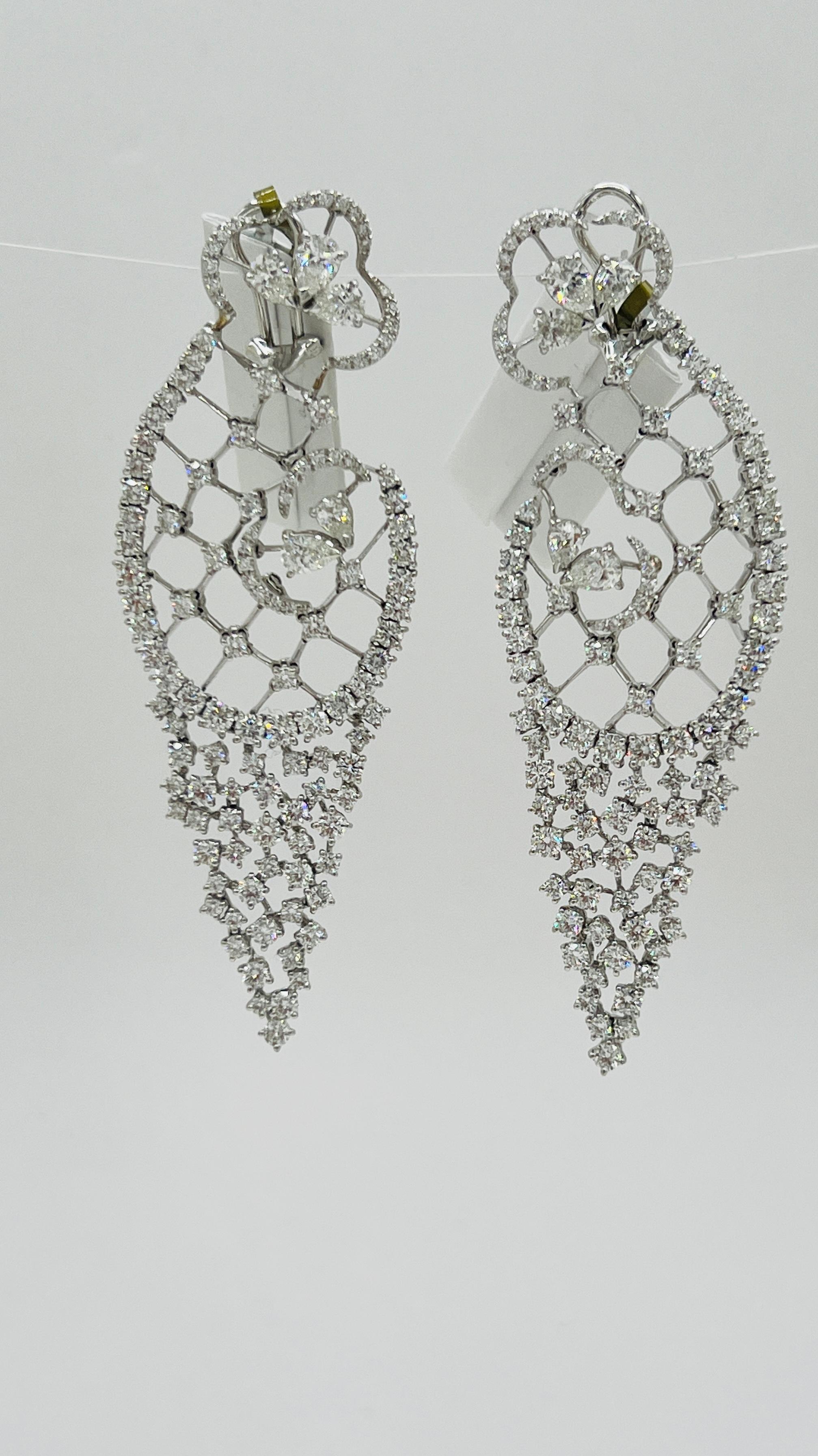 Estate Stefan Hafner White Diamond Dangle Earrings in 18K White Gold In New Condition For Sale In Los Angeles, CA