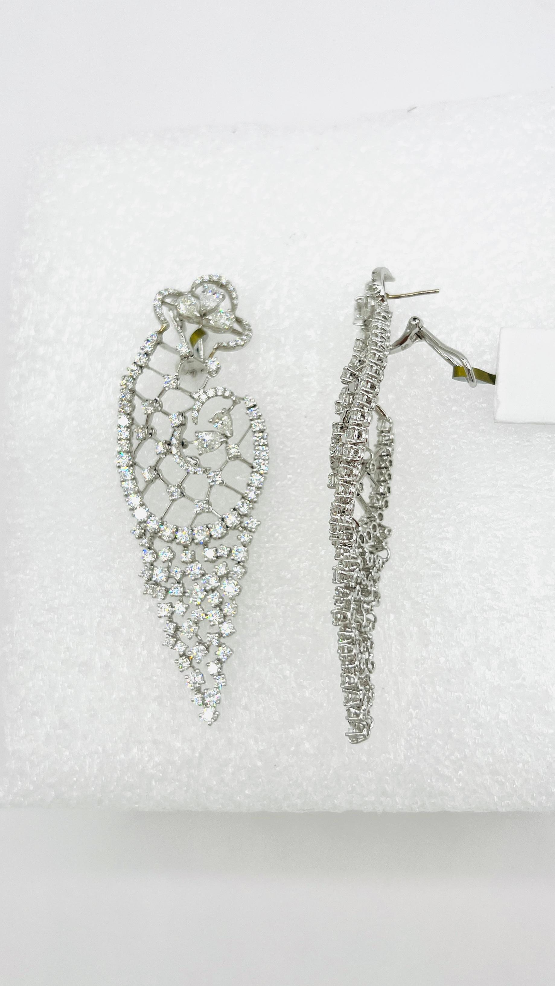 Women's or Men's Estate Stefan Hafner White Diamond Dangle Earrings in 18K White Gold For Sale