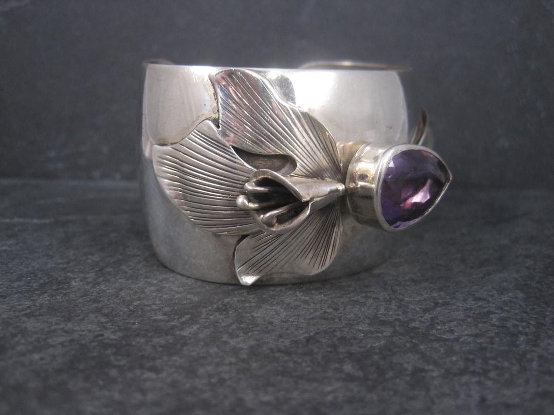 Nachlass Sterling Amethyst Orchideen-Manschettenarmband Carol Felley im Zustand „Gut“ in Webster, SD