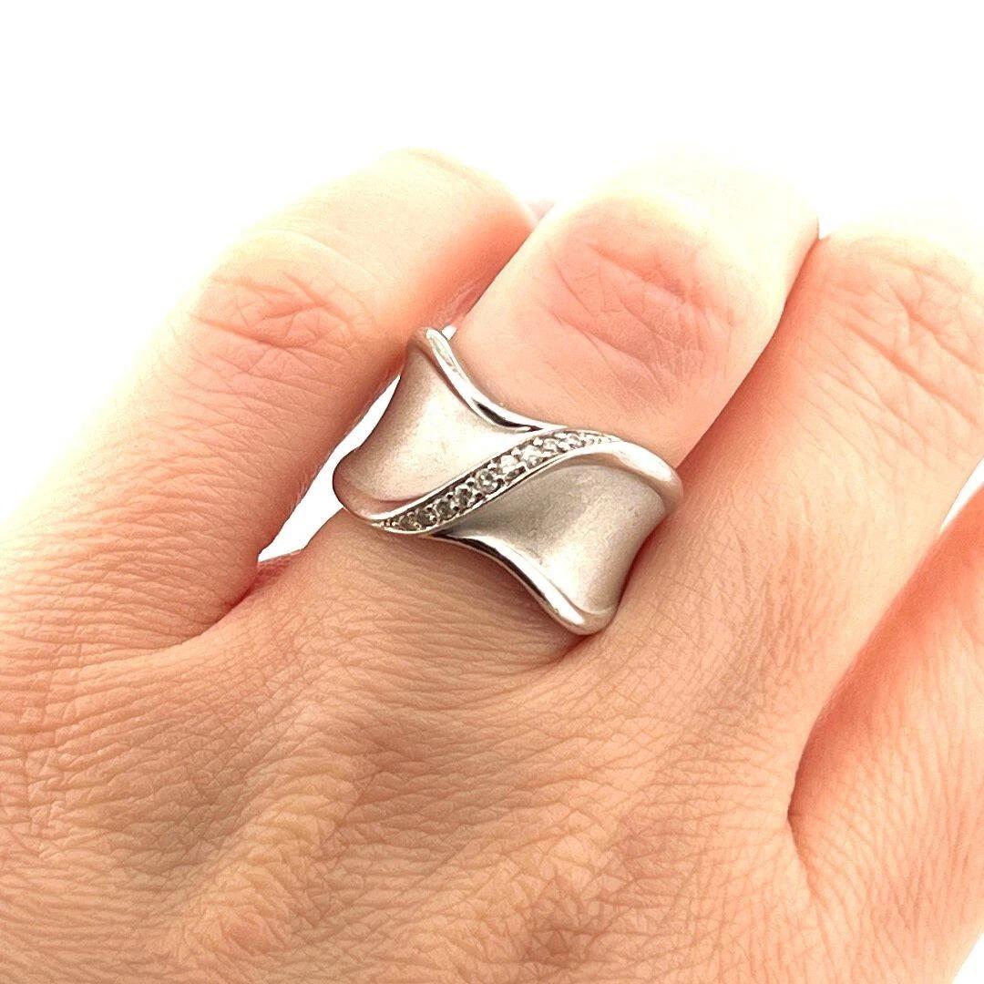 Women's Estate Sterling Silver Natural 0.13CTW 925 Diamond Wide Wave Brushed Ring Size 7 For Sale