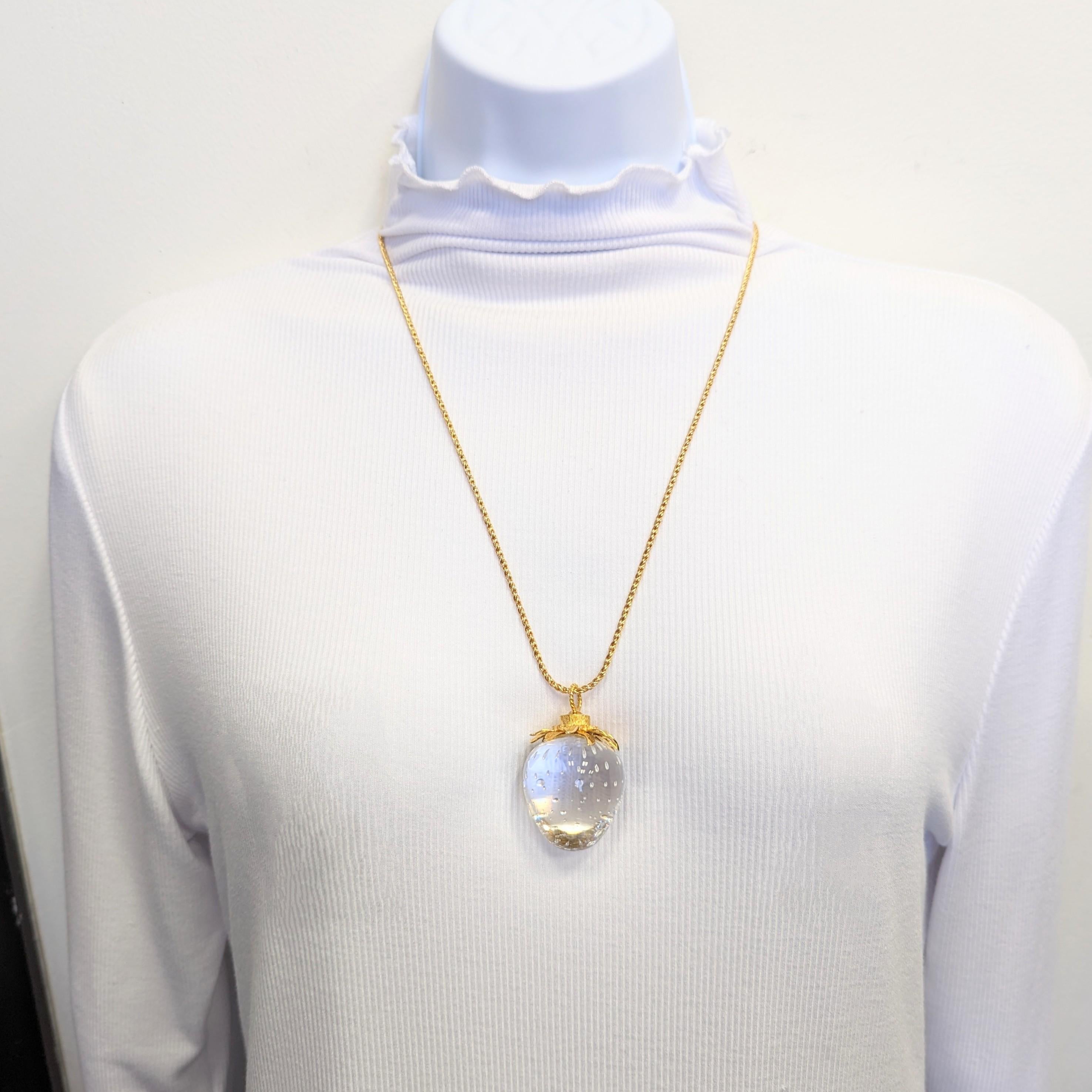Magnifique collier pendentif en verre de Steuben à la fraise, fait à la main en or jaune 14k.  La longueur de la chaîne est de 22