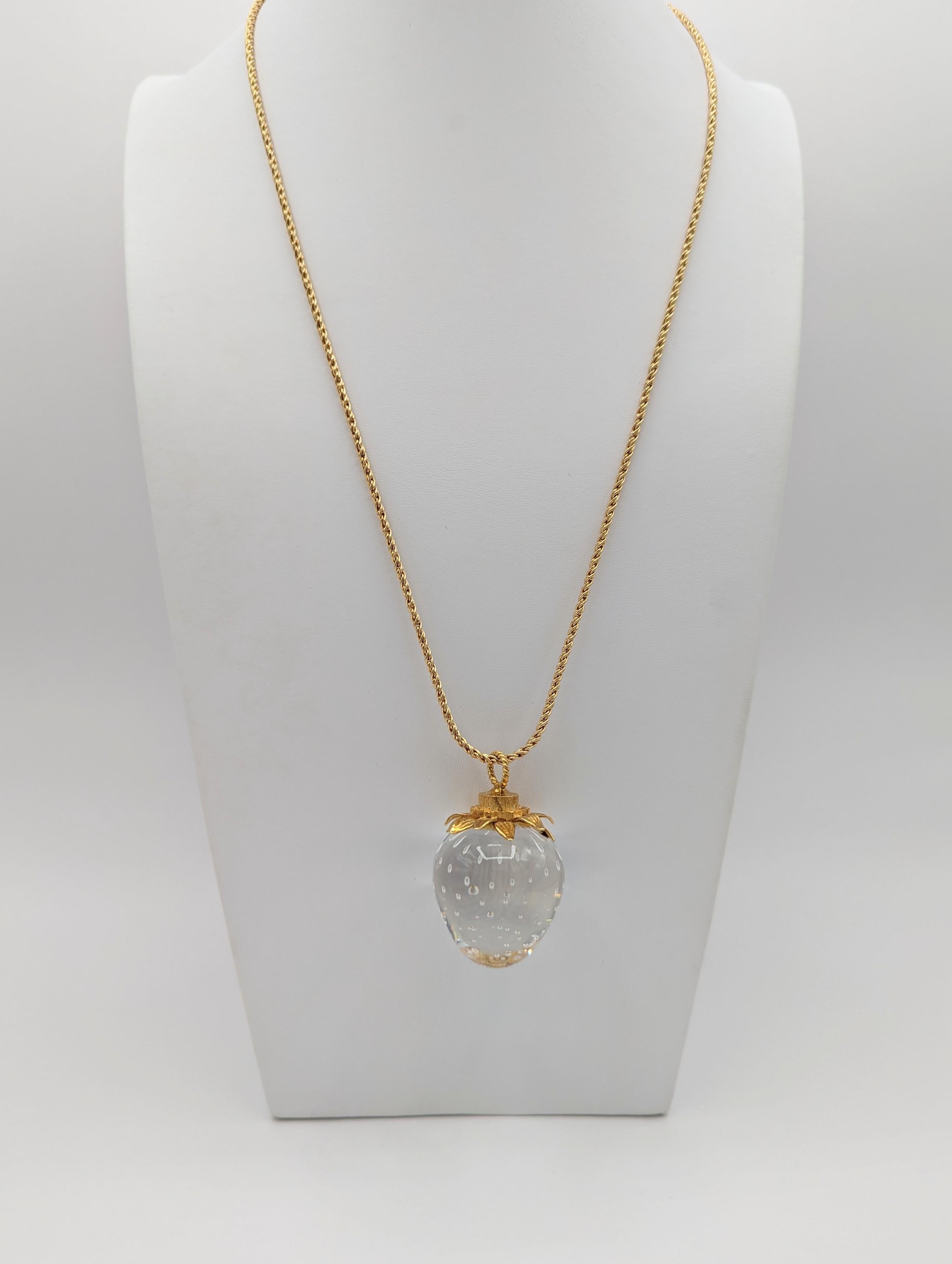 Estate Steuben Glass Strawberry Pendant Necklace in 14K Yellow Gold In New Condition For Sale In Los Angeles, CA
