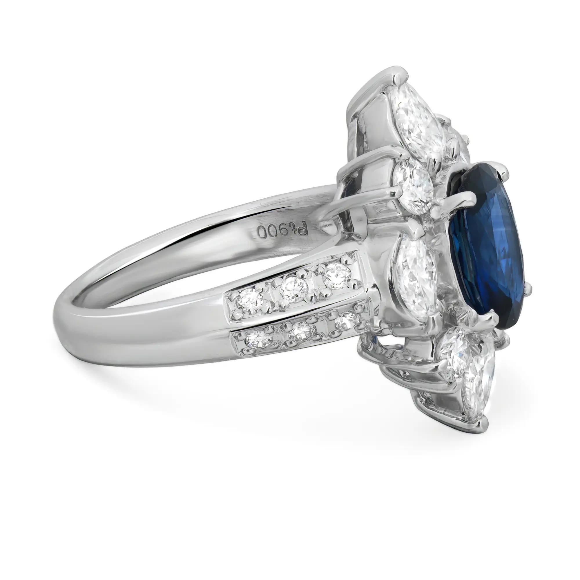 L'une de nos plus belles bagues de cocktail, réalisée en or blanc 18 carats. Cette magnifique bague de cocktail est ornée d'un saphir bleu thaïlandais de forme ovale, serti sur la pierre centrale, ainsi que de diamants naturels étincelants, de