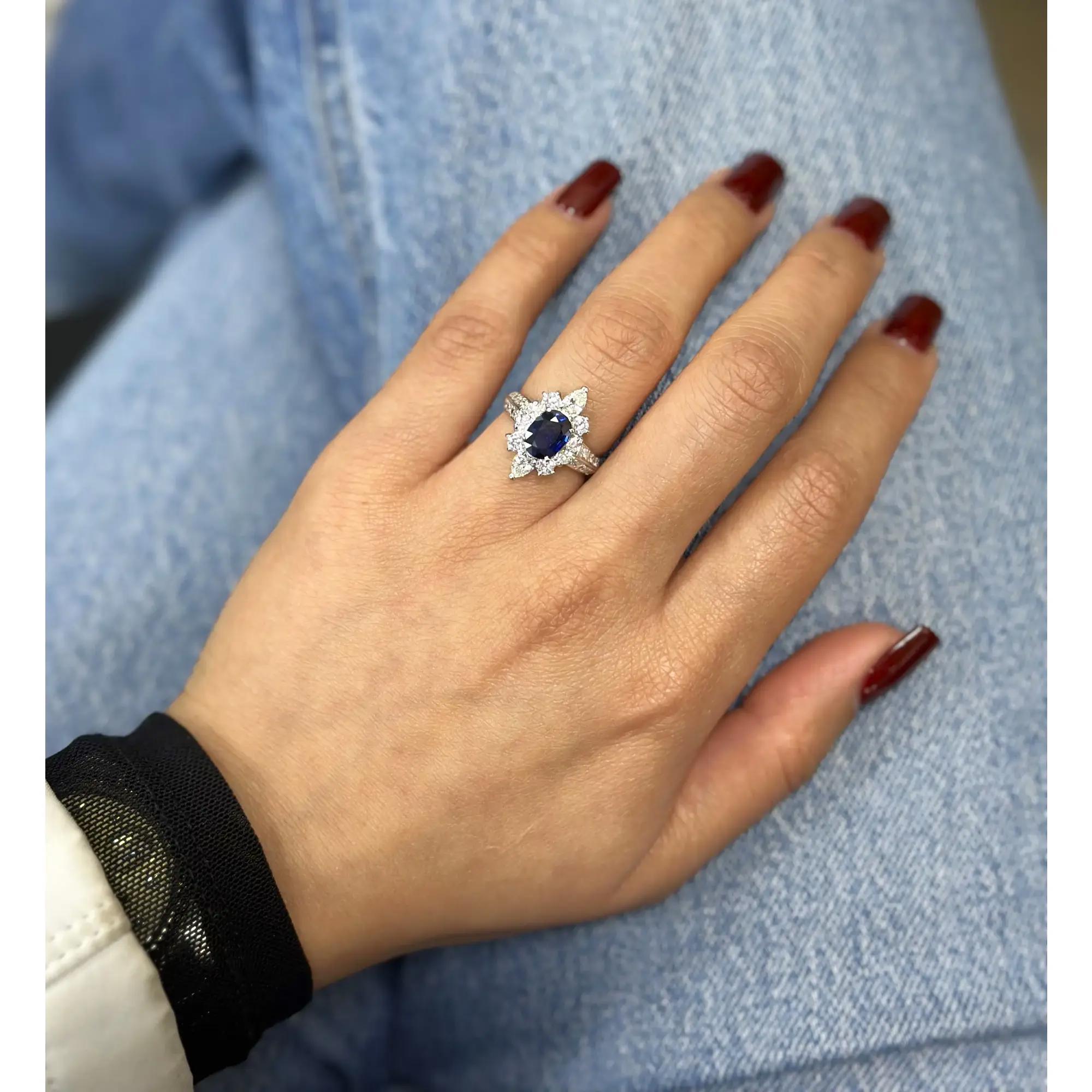 Bague cocktail de succession thaïlandaise saphir 1,44 ct. pt. et diamant 1,10 ct. pt., taille 5,5 Excellent état - En vente à New York, NY